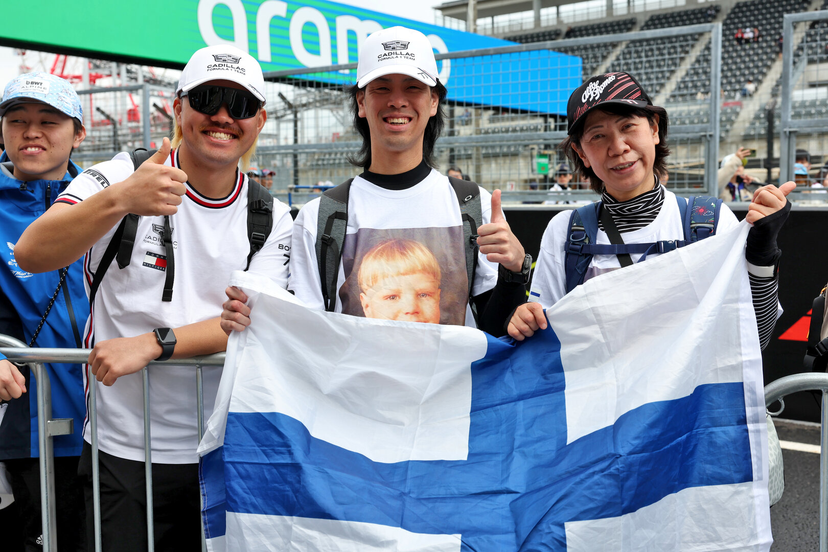 GP GIAPPONE, Circuit Atmosfera - Valtteri Bottas (FIN) Cadillac Formula 1 Team fans in the pits.
26.03.2026. Formula 1 World Championship, Rd 3, Japanese Grand Prix, Suzuka, Japan, Preparation Day.
- www.xpbimages.com, EMail: requests@xpbimages.com © Copyright: Bearne / XPB Images