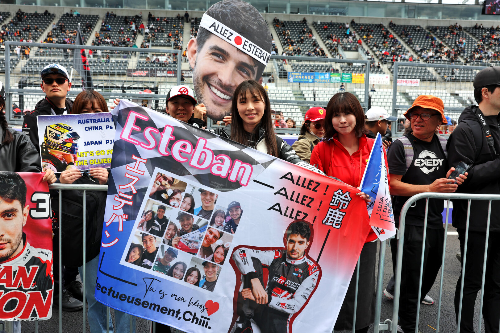 GP GIAPPONE, Circuit Atmosfera - Esteban Ocon (FRA) Haas F1 Team fans in the pits.
26.03.2026. Formula 1 World Championship, Rd 3, Japanese Grand Prix, Suzuka, Japan, Preparation Day.
- www.xpbimages.com, EMail: requests@xpbimages.com © Copyright: Bearne / XPB Images