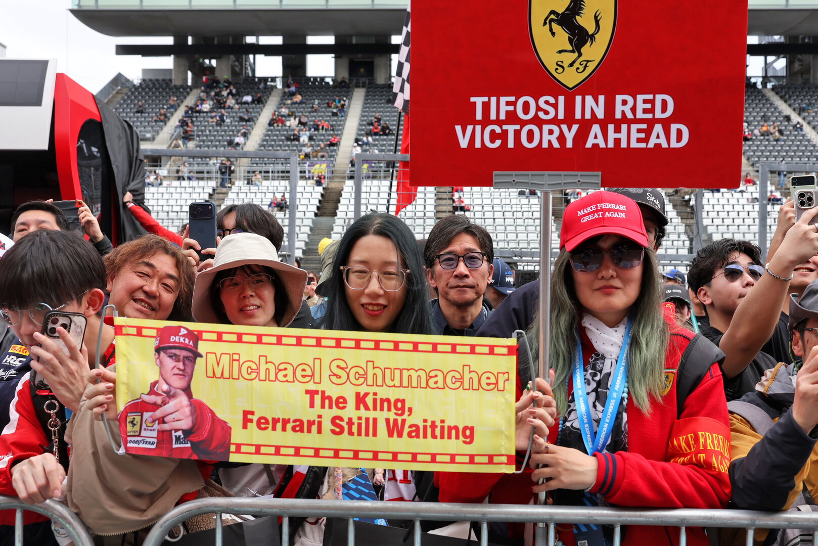 GP GIAPPONE, Circuit Atmosfera - Michael Schumacher (GER) fans in the pits.
26.03.2026. Formula 1 World Championship, Rd 3, Japanese Grand Prix, Suzuka, Japan, Preparation Day.
- www.xpbimages.com, EMail: requests@xpbimages.com © Copyright: Rew / XPB Images