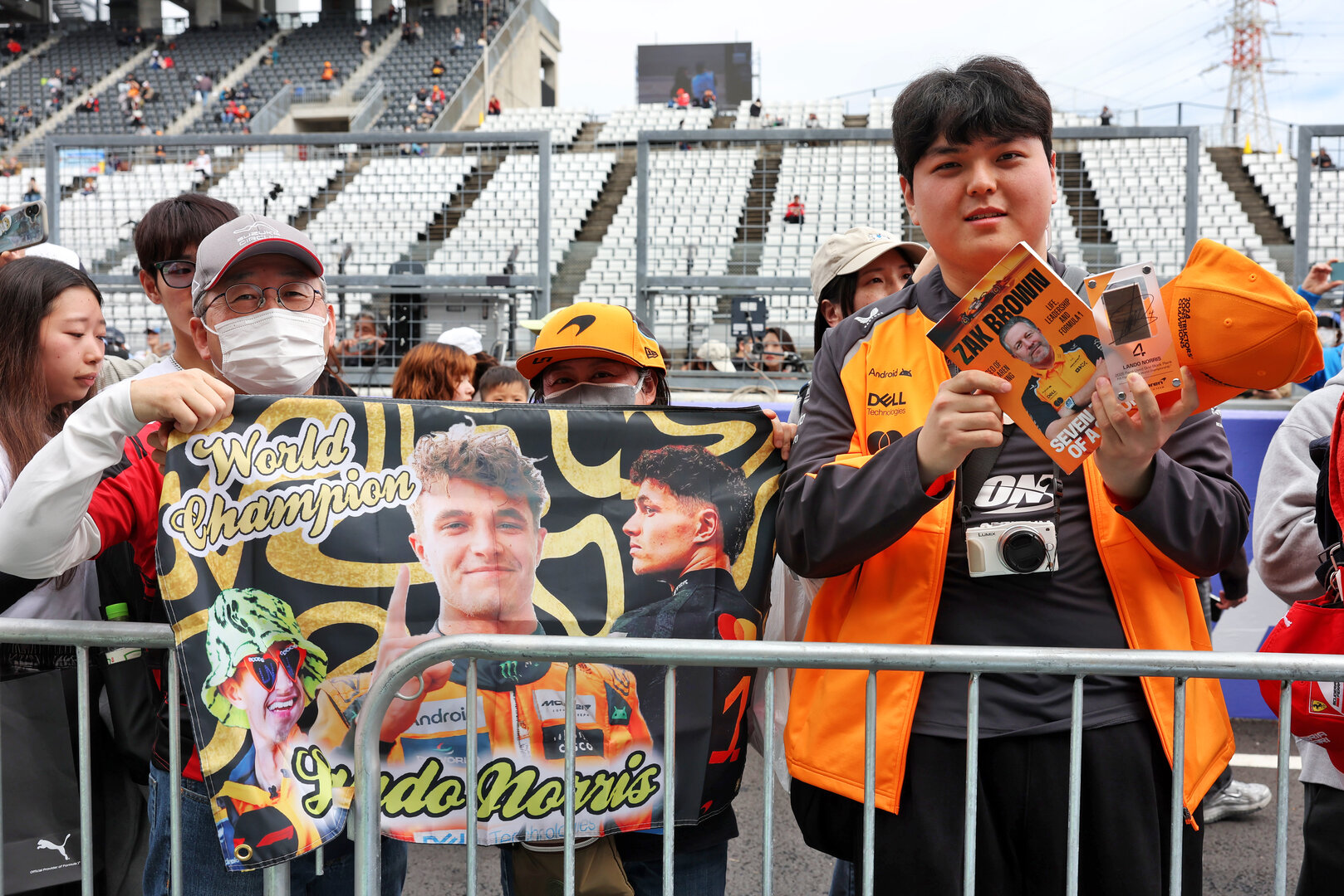 GP GIAPPONE, Circuit Atmosfera - McLaren F1 Team fans in the pits.
26.03.2026. Formula 1 World Championship, Rd 3, Japanese Grand Prix, Suzuka, Japan, Preparation Day.
- www.xpbimages.com, EMail: requests@xpbimages.com © Copyright: Rew / XPB Images