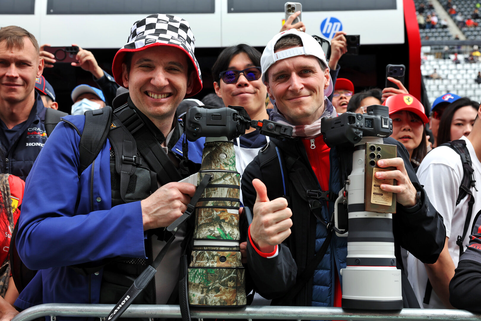 GP GIAPPONE, Circuit Atmosfera - fans in the pits.
26.03.2026. Formula 1 World Championship, Rd 3, Japanese Grand Prix, Suzuka, Japan, Preparation Day.
- www.xpbimages.com, EMail: requests@xpbimages.com © Copyright: Rew / XPB Images