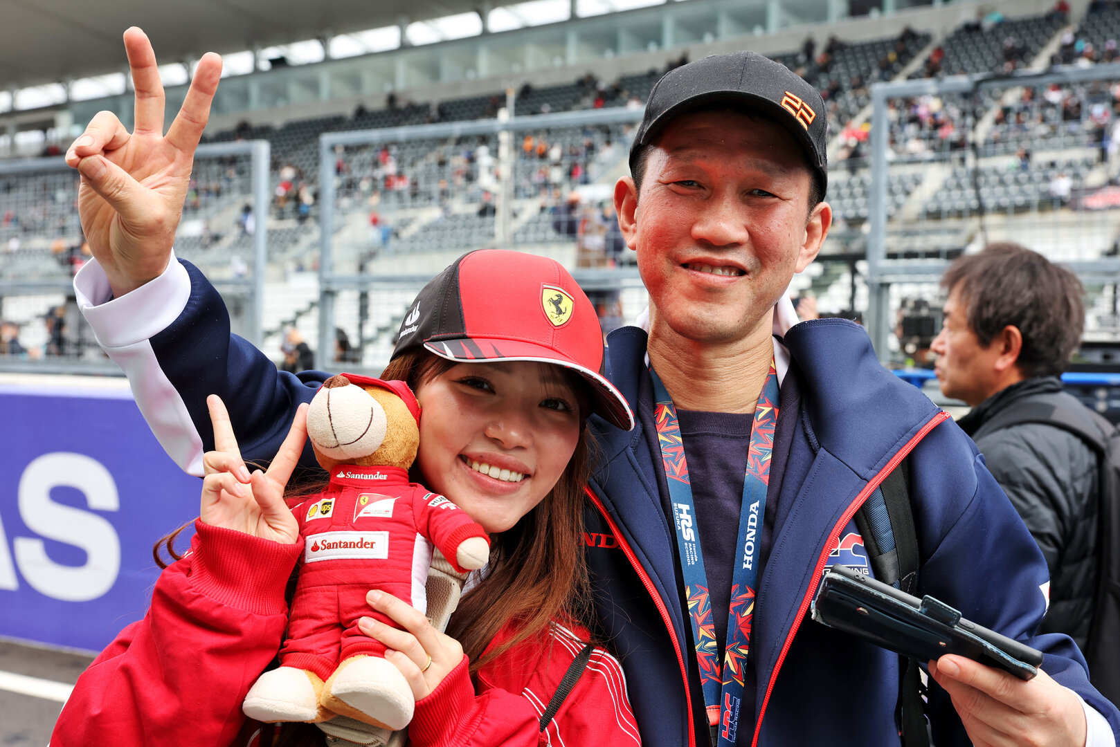 GP GIAPPONE, Circuit Atmosfera - fans in the pits.
26.03.2026. Formula 1 World Championship, Rd 3, Japanese Grand Prix, Suzuka, Japan, Preparation Day.
- www.xpbimages.com, EMail: requests@xpbimages.com © Copyright: Rew / XPB Images