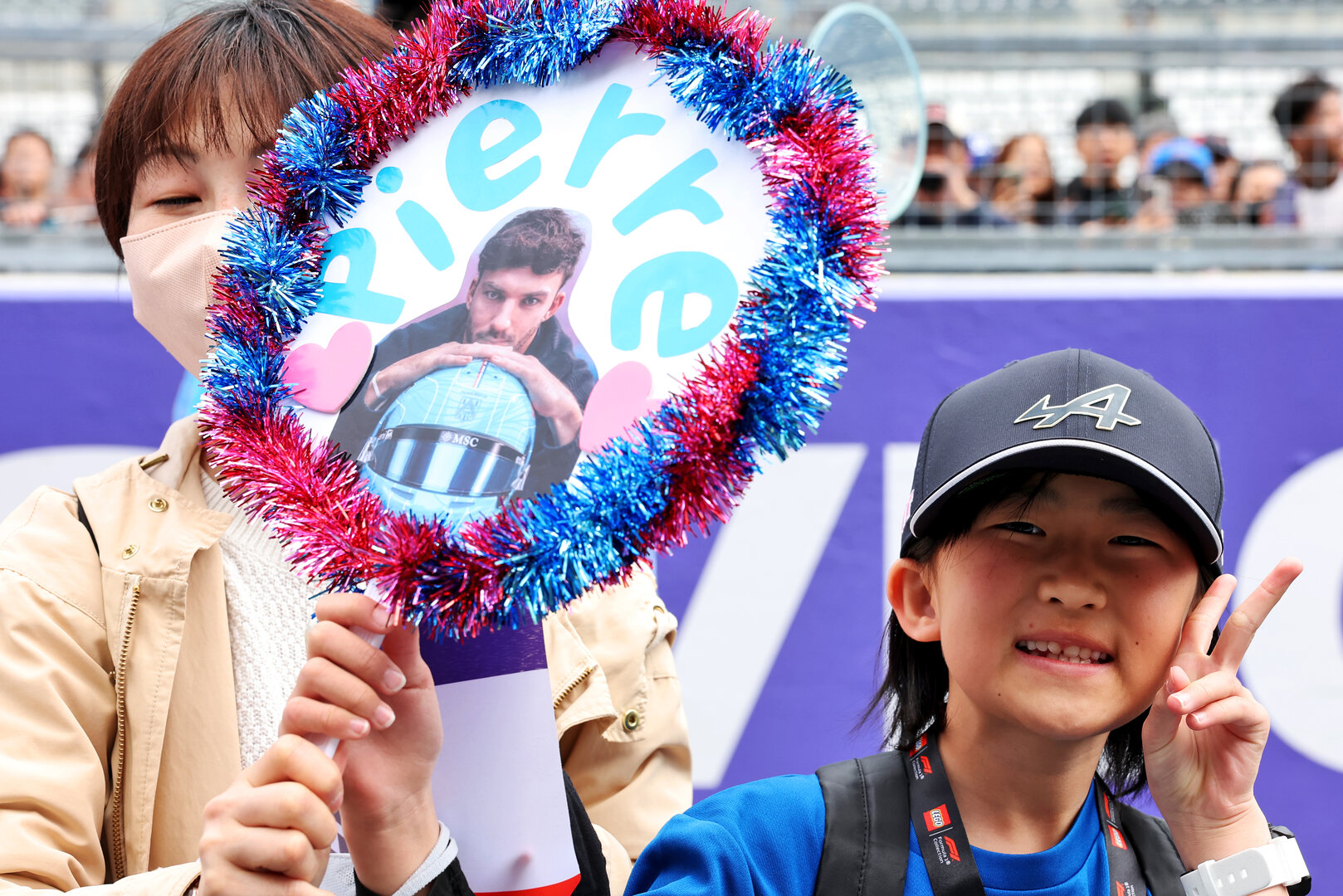 GP GIAPPONE, Circuit Atmosfera - Pierre Gasly (FRA) Alpine F1 Team fans in the pits.
26.03.2026. Formula 1 World Championship, Rd 3, Japanese Grand Prix, Suzuka, Japan, Preparation Day.
 - www.xpbimages.com, EMail: requests@xpbimages.com © Copyright: Rew / XPB Images