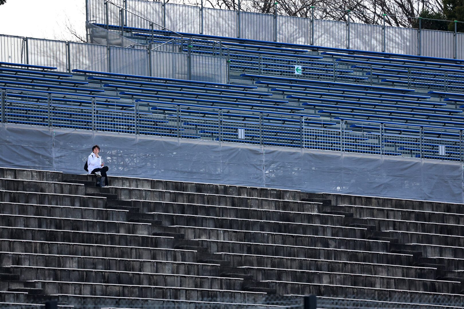 GP GIAPPONE, Circuit Atmosfera - a fan in the grandstand.
26.03.2026. Formula 1 World Championship, Rd 3, Japanese Grand Prix, Suzuka, Japan, Preparation Day.
 - www.xpbimages.com, EMail: requests@xpbimages.com © Copyright: Rew / XPB Images