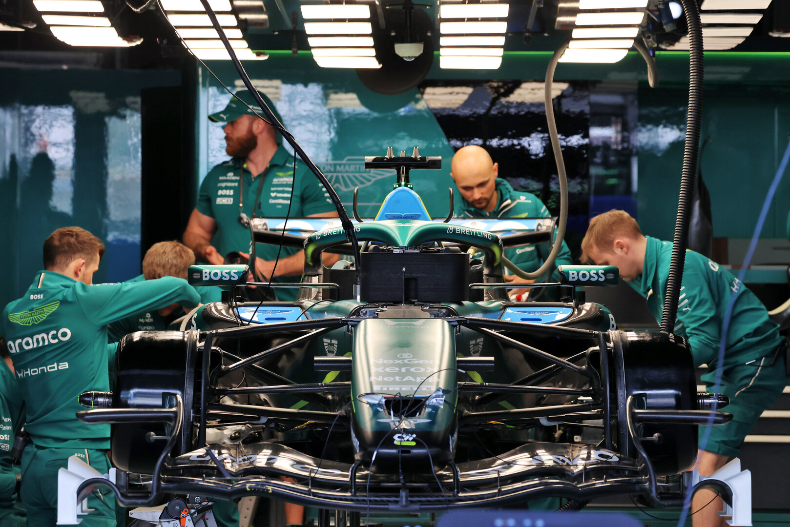 GP GIAPPONE, Aston Martin F1 Team AMR26 being prepared by meccanici.
26.03.2026. Formula 1 World Championship, Rd 3, Japanese Grand Prix, Suzuka, Japan, Preparation Day.
 - www.xpbimages.com, EMail: requests@xpbimages.com © Copyright: Rew / XPB Images