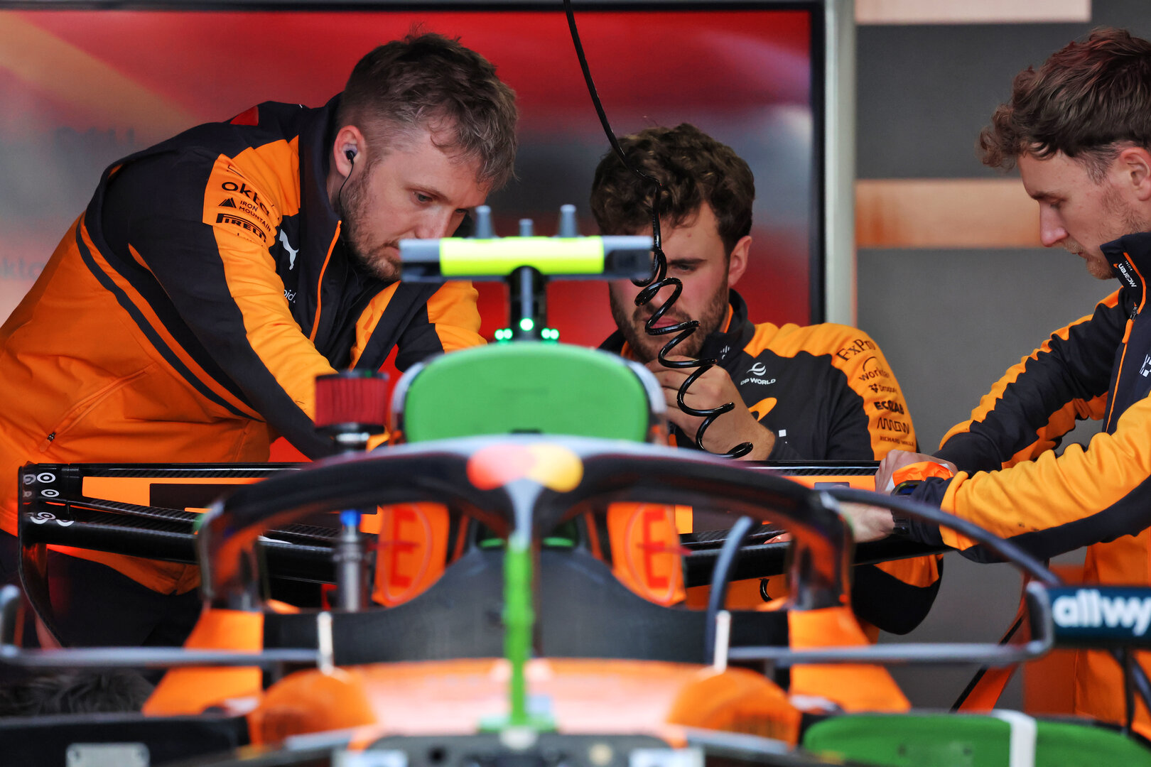 GP GIAPPONE, McLaren F1 Team MCL40 being prepared by meccanici.
26.03.2026. Formula 1 World Championship, Rd 3, Japanese Grand Prix, Suzuka, Japan, Preparation Day.
- www.xpbimages.com, EMail: requests@xpbimages.com © Copyright: Rew / XPB Images