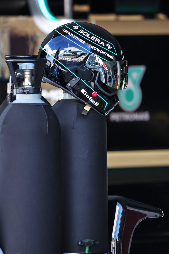 GP GIAPPONE, Mercedes AMG F1 Formula One Team mechanic's helmet.
26.03.2026. Formula 1 World Championship, Rd 3, Japanese Grand Prix, Suzuka, Japan, Preparation Day.
- www.xpbimages.com, EMail: requests@xpbimages.com © Copyright: Rew / XPB Images