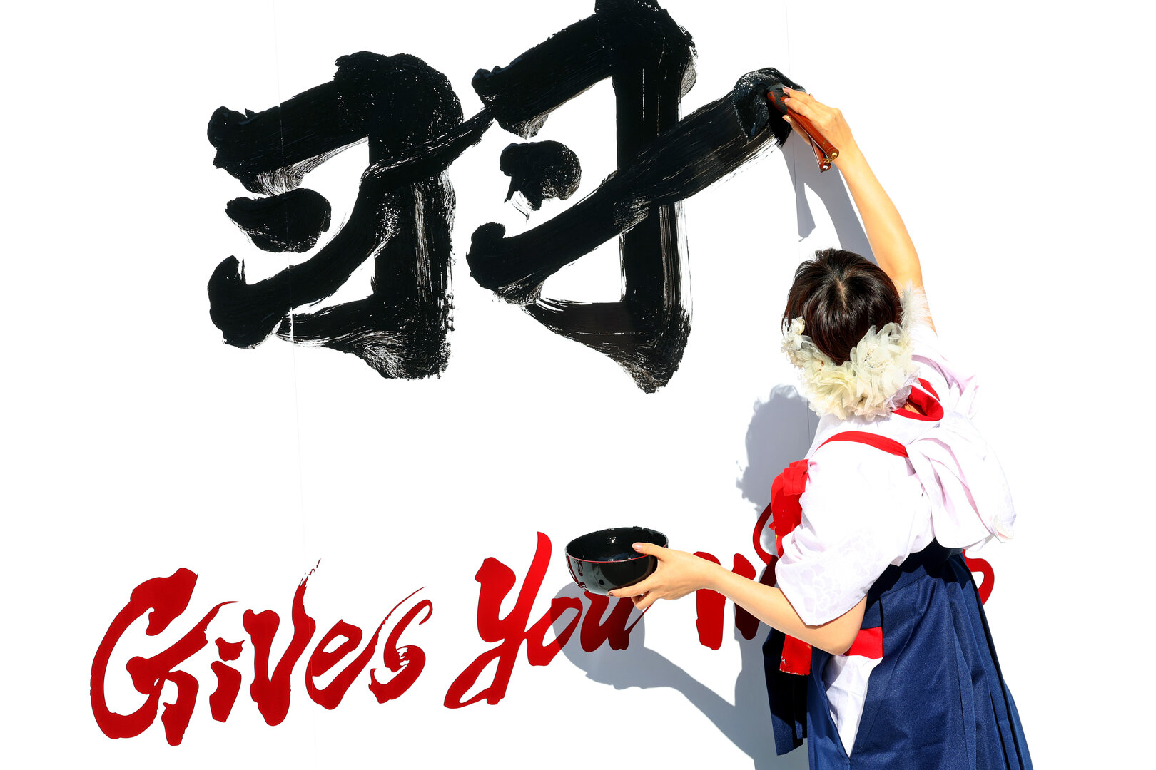 GP GIAPPONE, Paddock Atmosfera - Racing Bulls Formula One Team Japanese script written on their pit garage boards.
26.03.2026. Formula 1 World Championship, Rd 3, Japanese Grand Prix, Suzuka, Japan, Preparation Day.
- www.xpbimages.com, EMail: requests@xpbimages.com © Copyright: Bearne / XPB Images