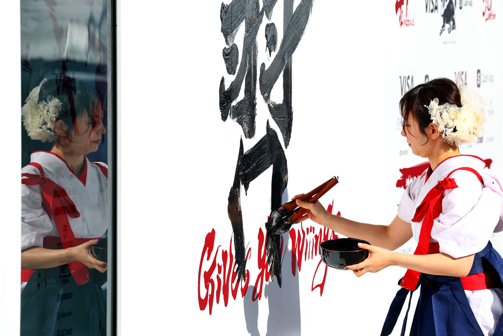 GP GIAPPONE, Paddock Atmosfera - Racing Bulls Formula One Team Japanese script written on their pit garage boards.
26.03.2026. Formula 1 World Championship, Rd 3, Japanese Grand Prix, Suzuka, Japan, Preparation Day.
- www.xpbimages.com, EMail: requests@xpbimages.com © Copyright: Bearne / XPB Images