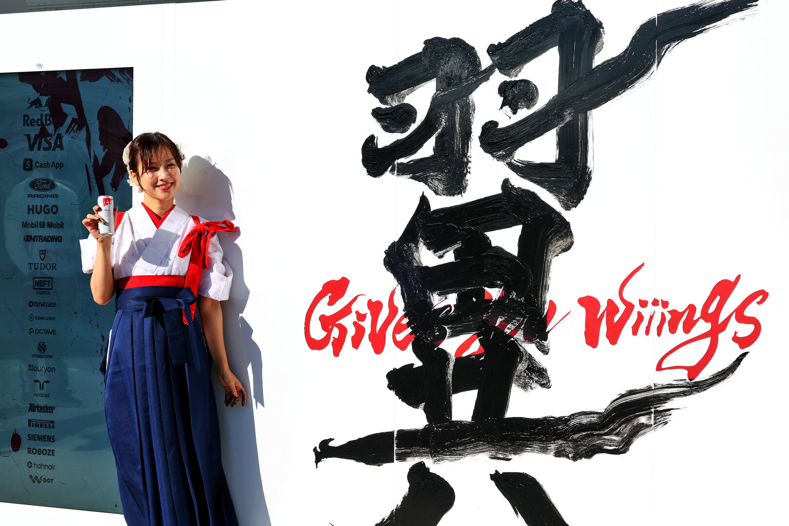 GP GIAPPONE, Paddock Atmosfera - Racing Bulls Formula One Team Japanese script written on their pit garage boards.
26.03.2026. Formula 1 World Championship, Rd 3, Japanese Grand Prix, Suzuka, Japan, Preparation Day.
- www.xpbimages.com, EMail: requests@xpbimages.com © Copyright: Bearne / XPB Images