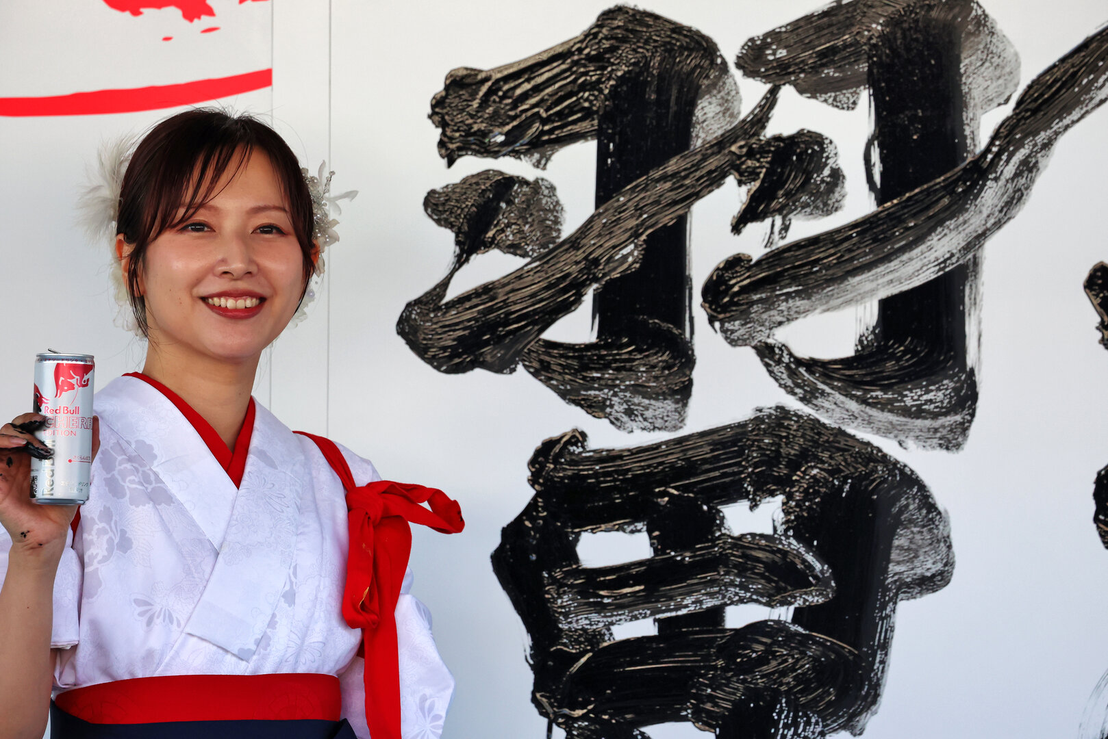 GP GIAPPONE, Paddock Atmosfera - Racing Bulls Formula One Team Japanese script written on their pit garage boards.
26.03.2026. Formula 1 World Championship, Rd 3, Japanese Grand Prix, Suzuka, Japan, Preparation Day.
- www.xpbimages.com, EMail: requests@xpbimages.com © Copyright: Rew / XPB Images
