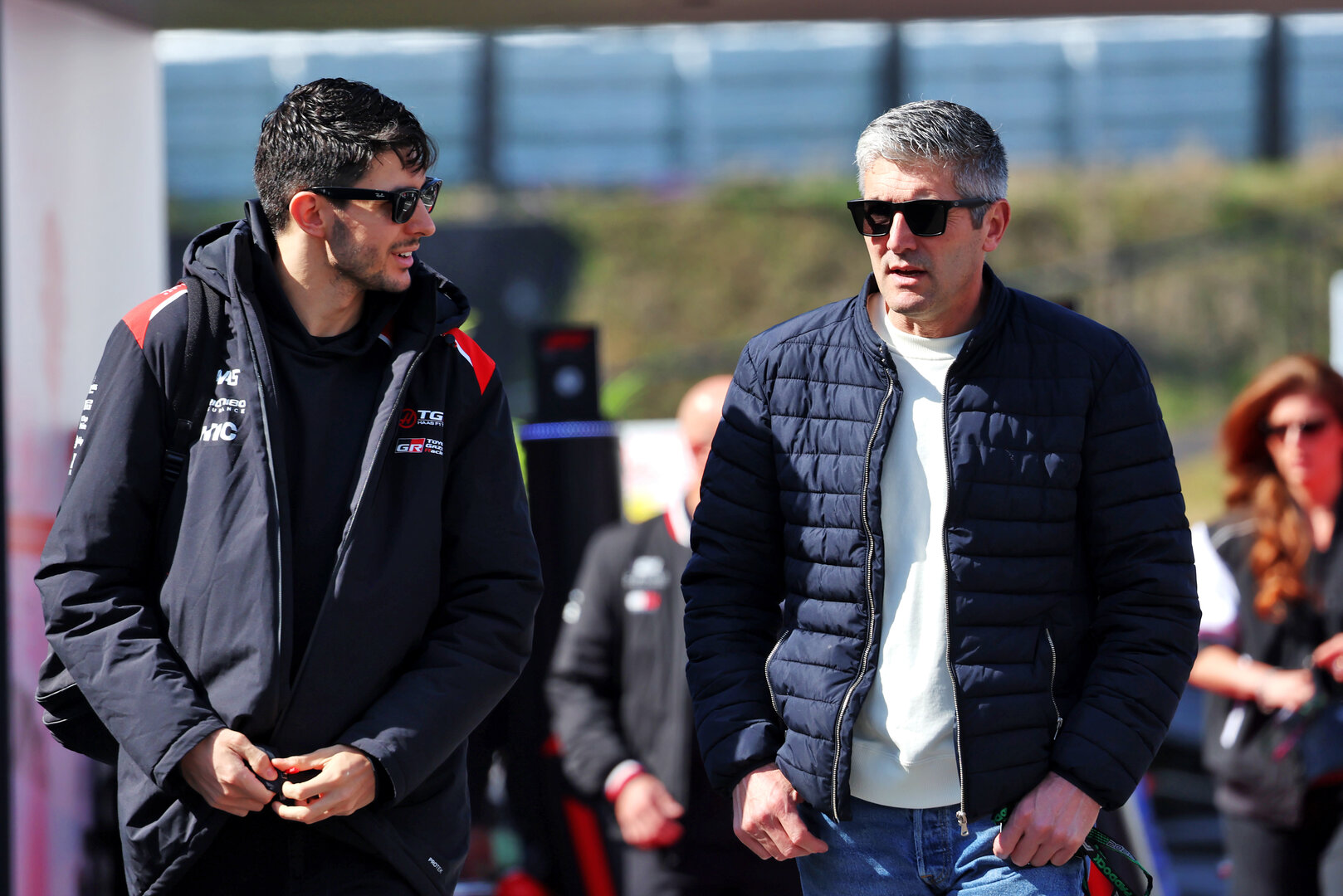 GP GIAPPONE, (L to R): Esteban Ocon (FRA) Haas F1 Team with his father Laurent Ocon.
27.03.2026. Formula 1 World Championship, Rd 3, Japanese Grand Prix, Suzuka, Japan, Practice Day.
 - www.xpbimages.com, EMail: requests@xpbimages.com © Copyright: Rew / XPB Images