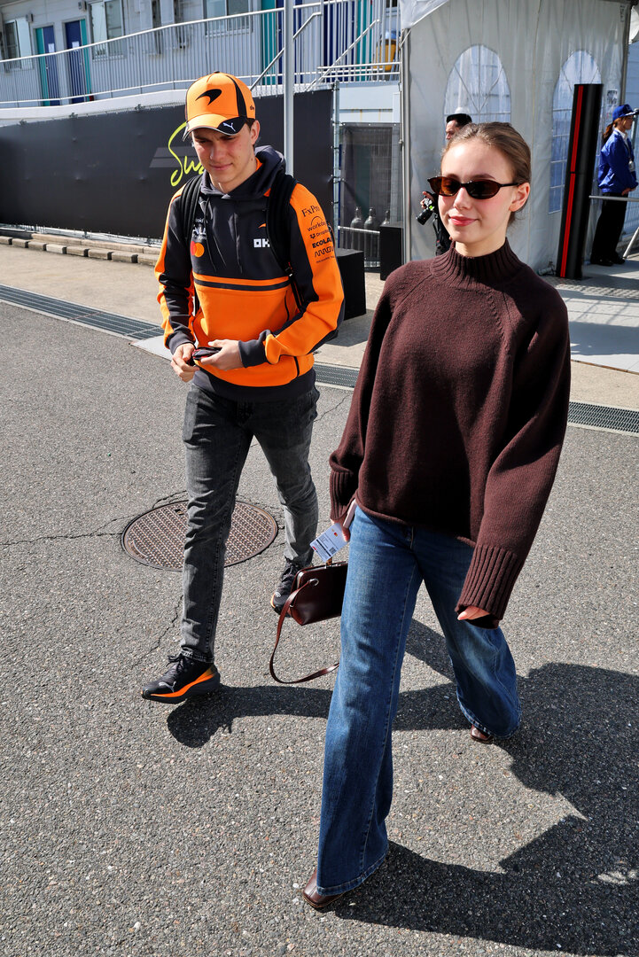 GP GIAPPONE, Lily Zneimer (GBR) with her boyfriend Oscar Piastri (AUS) McLaren F1 Team.
27.03.2026. Formula 1 World Championship, Rd 3, Japanese Grand Prix, Suzuka, Japan, Practice Day.
- www.xpbimages.com, EMail: requests@xpbimages.com © Copyright: Batchelor / XPB Images