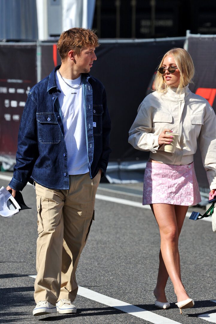 GP GIAPPONE, (L to R): Liam Lawson (NZL) Racing Bulls Formula One Team with Domenica Hannah St. John (USA).
27.03.2026. Formula 1 World Championship, Rd 3, Japanese Grand Prix, Suzuka, Japan, Practice Day.
- www.xpbimages.com, EMail: requests@xpbimages.com © Copyright: Bearne / XPB Images