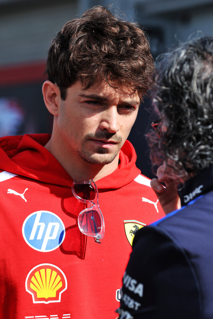 GP GIAPPONE, Charles Leclerc (MON) Ferrari with Laurent Mekies (FRA) Red Bull Racing Team Principal e CEO.
27.03.2026. Formula 1 World Championship, Rd 3, Japanese Grand Prix, Suzuka, Japan, Practice Day.
- www.xpbimages.com, EMail: requests@xpbimages.com © Copyright: Bearne / XPB Images