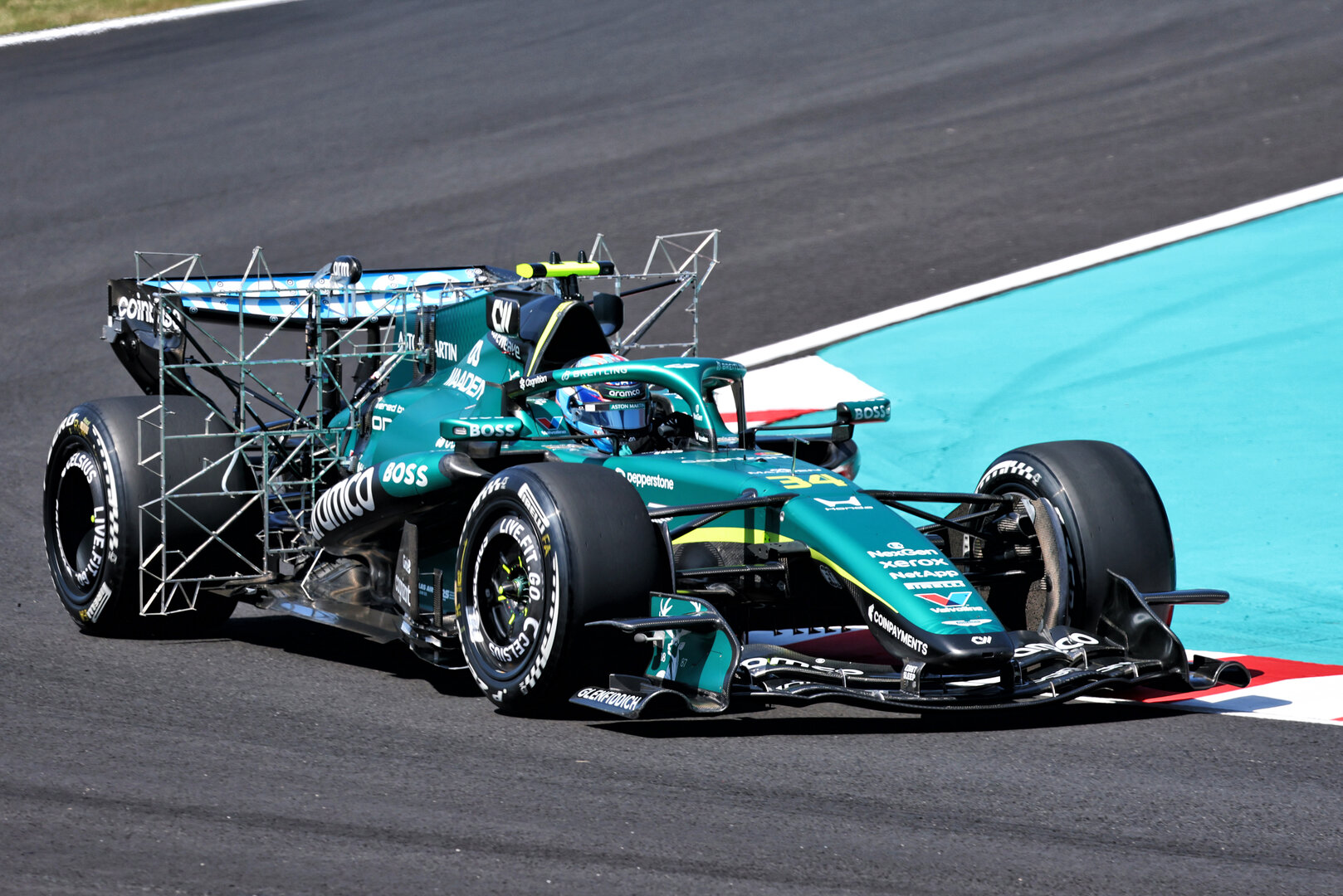 GP GIAPPONE, Jak Crawford (USA) Aston Martin F1 Team AMR26 Reserve Driver with sensor equipment.
27.03.2026. Formula 1 World Championship, Rd 3, Japanese Grand Prix, Suzuka, Japan, Practice Day.
- www.xpbimages.com, EMail: requests@xpbimages.com © Copyright: Bearne / XPB Images