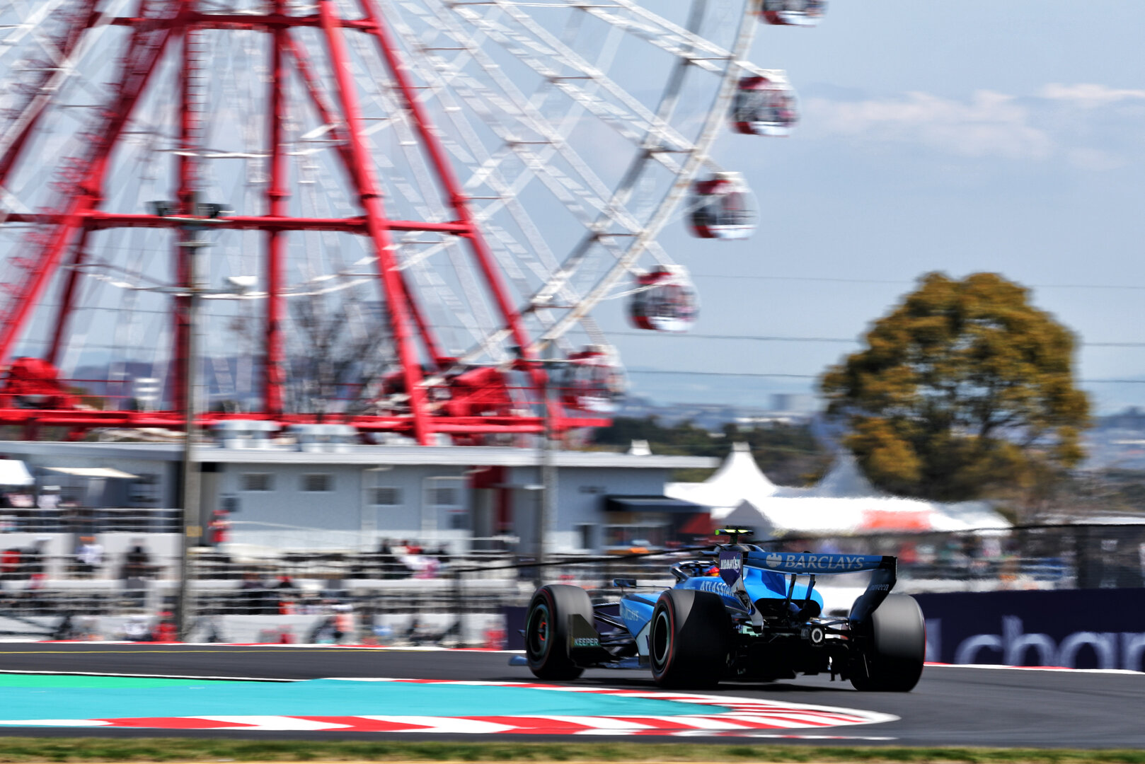 GP GIAPPONE, Carlos Sainz (ESP) Williams F1 Team FW48.
27.03.2026. Formula 1 World Championship, Rd 3, Japanese Grand Prix, Suzuka, Japan, Practice Day.
- www.xpbimages.com, EMail: requests@xpbimages.com © Copyright: Bearne / XPB Images