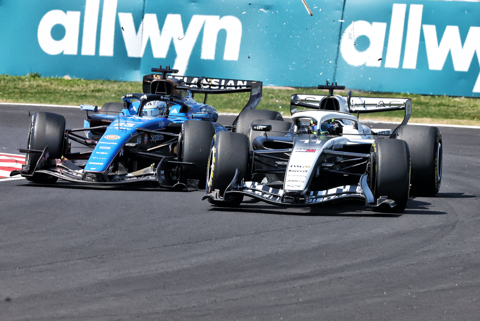 GP GIAPPONE, Alexander Albon (THA) Williams F1 Team FW48 e Sergio Perez (MEX) Cadillac Formula 1 Team MAC-26 collide in the first practice session.
27.03.2026. Formula 1 World Championship, Rd 3, Japanese Grand Prix, Suzuka, Japan, Practice Day.
- www.xpbimages.com, EMail: requests@xpbimages.com © Copyright: Charniaux / XPB Images