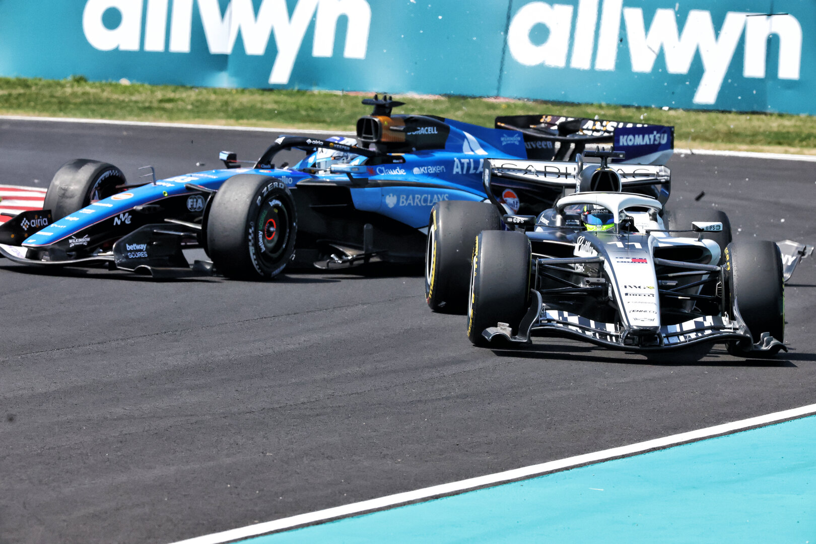 GP GIAPPONE, Alexander Albon (THA) Williams F1 Team FW48 e Sergio Perez (MEX) Cadillac Formula 1 Team MAC-26 collide in the first practice session.
27.03.2026. Formula 1 World Championship, Rd 3, Japanese Grand Prix, Suzuka, Japan, Practice Day.
- www.xpbimages.com, EMail: requests@xpbimages.com © Copyright: Charniaux / XPB Images