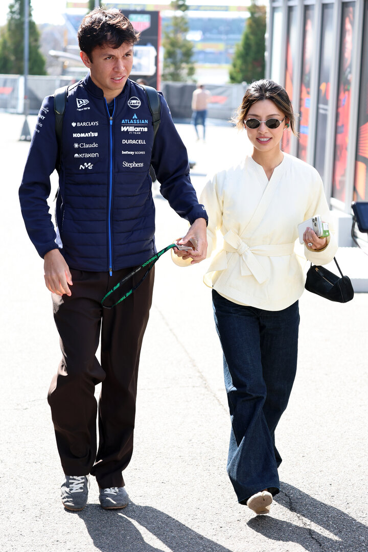 GP GIAPPONE, (L to R): Alexander Albon (THA) Williams F1 Team with Domenica Muni Lily He (CHN) Professional Golfer.
27.03.2026. Formula 1 World Championship, Rd 3, Japanese Grand Prix, Suzuka, Japan, Practice Day.
- www.xpbimages.com, EMail: requests@xpbimages.com © Copyright: Batchelor / XPB Images