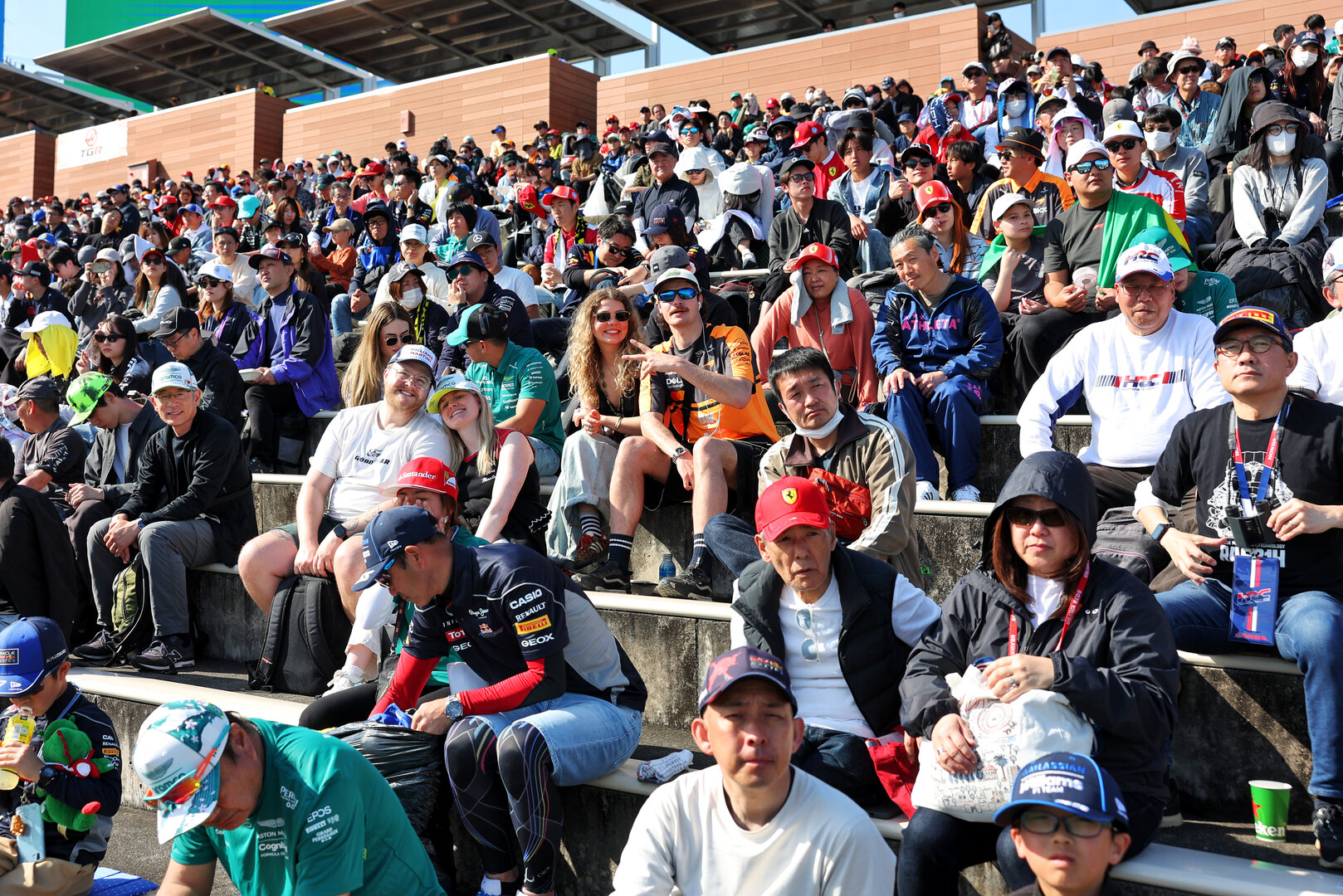 GP GIAPPONE, Circuit Atmosfera - Fans in the grandstand.
27.03.2026. Formula 1 World Championship, Rd 3, Japanese Grand Prix, Suzuka, Japan, Practice Day.
- www.xpbimages.com, EMail: requests@xpbimages.com © Copyright: Rew / XPB Images