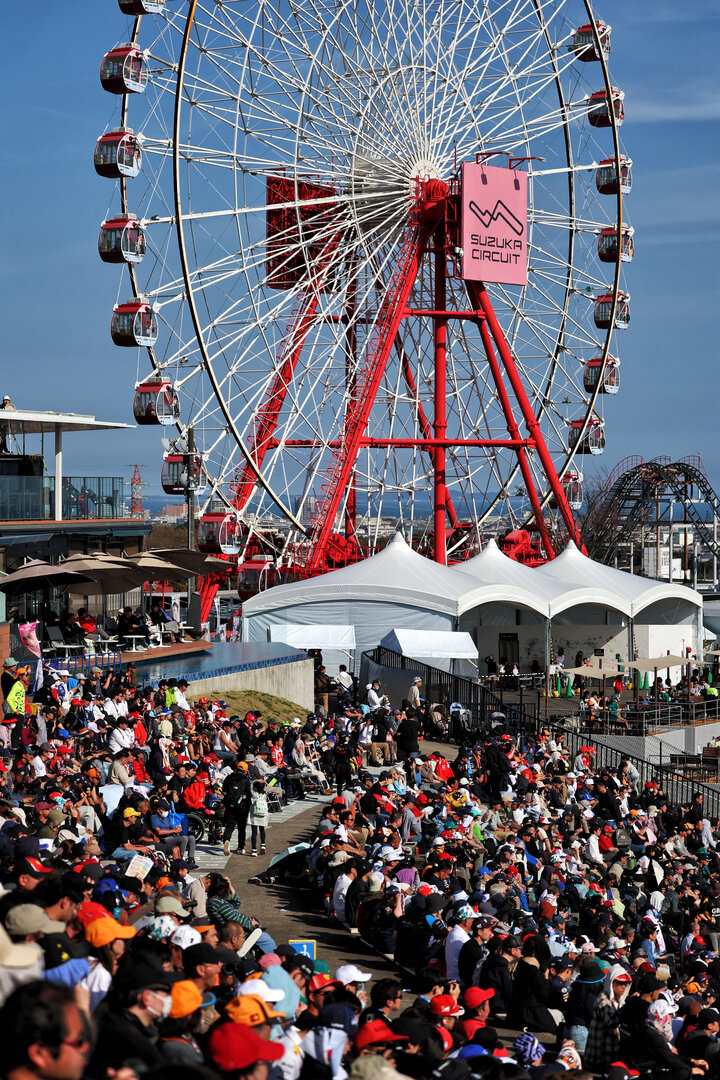 GP GIAPPONE, Circuit Atmosfera - fans in the grandstand.
27.03.2026. Formula 1 World Championship, Rd 3, Japanese Grand Prix, Suzuka, Japan, Practice Day.
- www.xpbimages.com, EMail: requests@xpbimages.com © Copyright: Rew / XPB Images