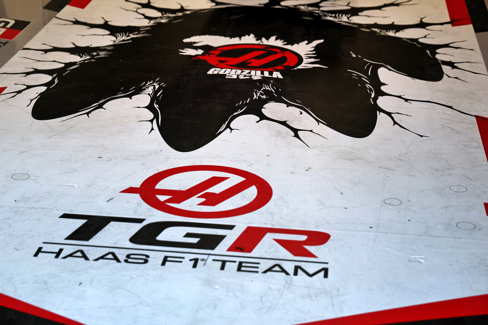 GP GIAPPONE, Haas F1 Team pit garage floor.
27.03.2026. Formula 1 World Championship, Rd 3, Japanese Grand Prix, Suzuka, Japan, Practice Day.
- www.xpbimages.com, EMail: requests@xpbimages.com © Copyright: Batchelor / XPB Images