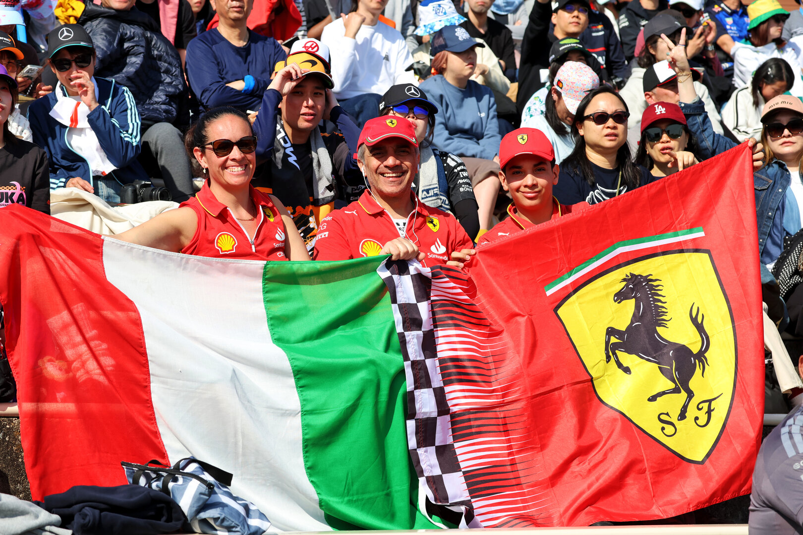 GP GIAPPONE, Circuit Atmosfera - fans in the grandstand.
27.03.2026. Formula 1 World Championship, Rd 3, Japanese Grand Prix, Suzuka, Japan, Practice Day.
- www.xpbimages.com, EMail: requests@xpbimages.com © Copyright: Rew / XPB Images