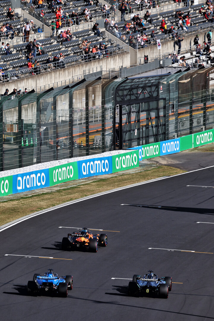 GP GIAPPONE, Alexander Albon (THA) Williams F1 Team FW48 e George Russell (GBR) Mercedes AMG Formula One Team W17.
27.03.2026. Formula 1 World Championship, Rd 3, Japanese Grand Prix, Suzuka, Japan, Practice Day.
- www.xpbimages.com, EMail: requests@xpbimages.com © Copyright: Rew / XPB Images