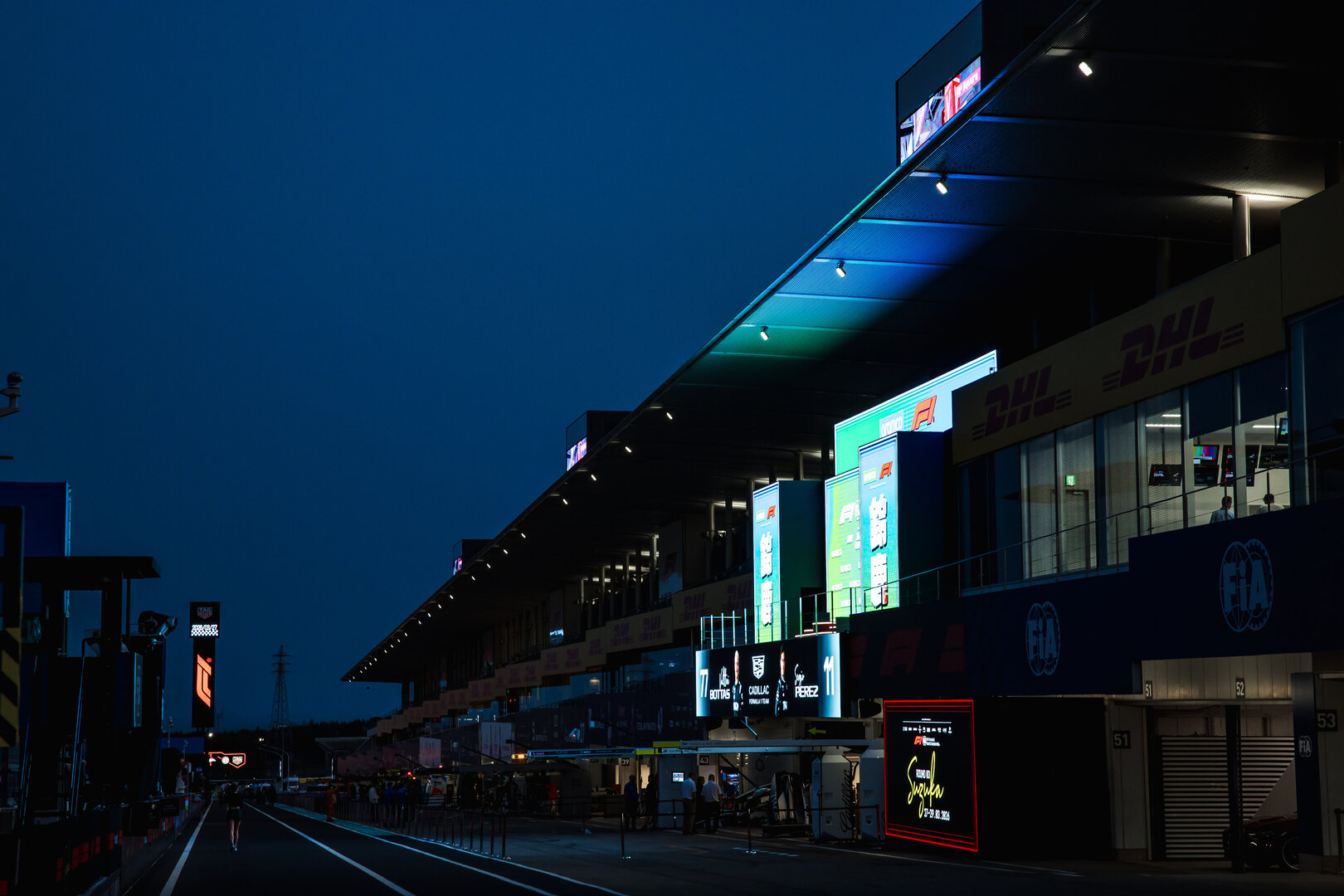 GP GIAPPONE, Cadillac Formula 1 Team pit garages at night.
27.03.2026. Formula 1 World Championship, Rd 3, Japanese Grand Prix, Suzuka, Japan, Practice Day.
- www.xpbimages.com, EMail: requests@xpbimages.com © Copyright: Bearne / XPB Images