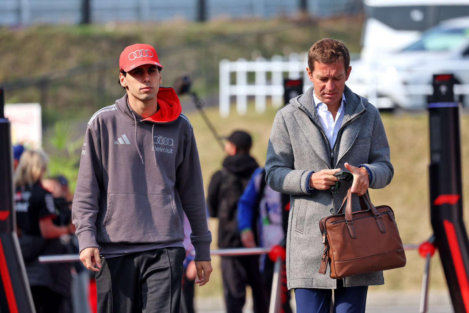 GP GIAPPONE, (L to R): Gabriel Bortoleto (BRA) Audi F1 Team with Albert Resclosa Coll (ESP) A14 Management.
28.03.2026. Formula 1 World Championship, Rd 3, Japanese Grand Prix, Suzuka, Japan, Qualifiche Day.
- www.xpbimages.com, EMail: requests@xpbimages.com © Copyright: Rew / XPB Images