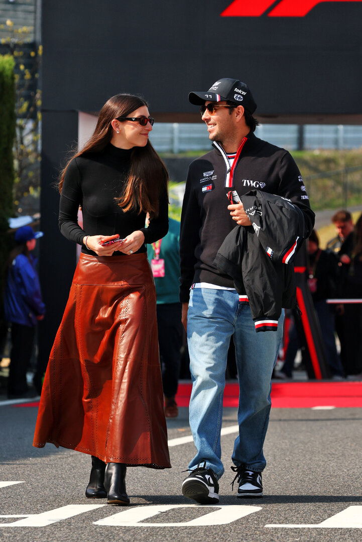 GP GIAPPONE, (L to R): Carola Martinez (MEX) with her husband Sergio Perez (MEX) Cadillac Formula 1 Team.
28.03.2026. Formula 1 World Championship, Rd 3, Japanese Grand Prix, Suzuka, Japan, Qualifiche Day.
- www.xpbimages.com, EMail: requests@xpbimages.com © Copyright: Bearne / XPB Images