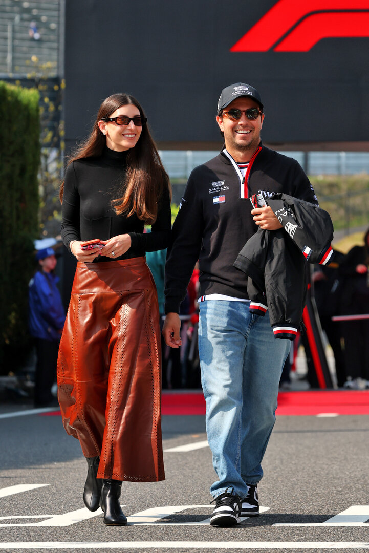 GP GIAPPONE, (L to R): Carola Martinez (MEX) with her husband Sergio Perez (MEX) Cadillac Formula 1 Team.
28.03.2026. Formula 1 World Championship, Rd 3, Japanese Grand Prix, Suzuka, Japan, Qualifiche Day.
- www.xpbimages.com, EMail: requests@xpbimages.com © Copyright: Bearne / XPB Images