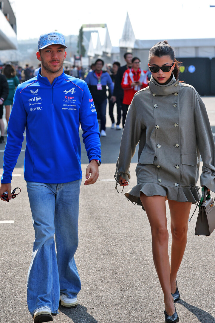 GP GIAPPONE, (L to R): Pierre Gasly (FRA) Alpine F1 Team with Domenica Kika Cerqueira Gomes (POR).
28.03.2026. Formula 1 World Championship, Rd 3, Japanese Grand Prix, Suzuka, Japan, Qualifiche Day.
- www.xpbimages.com, EMail: requests@xpbimages.com © Copyright: Bearne / XPB Images