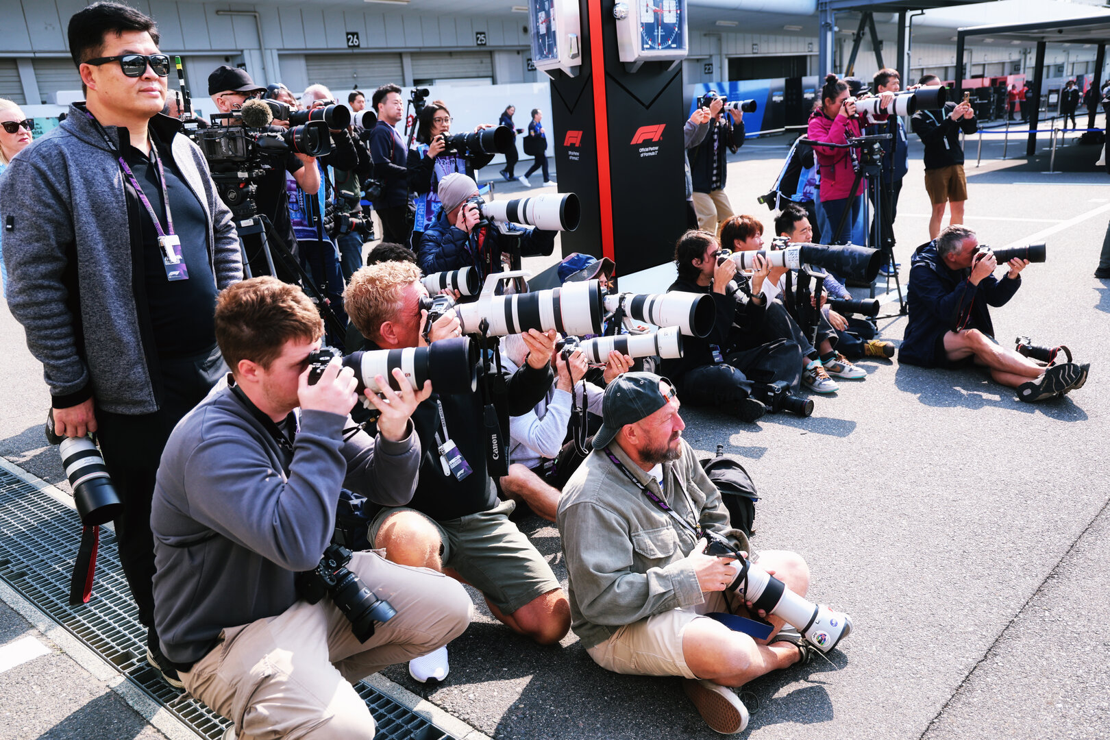 GP GIAPPONE, Photographers in the paddock.
28.03.2026. Formula 1 World Championship, Rd 3, Japanese Grand Prix, Suzuka, Japan, Qualifiche Day.
- www.xpbimages.com, EMail: requests@xpbimages.com © Copyright: Batchelor / XPB Images