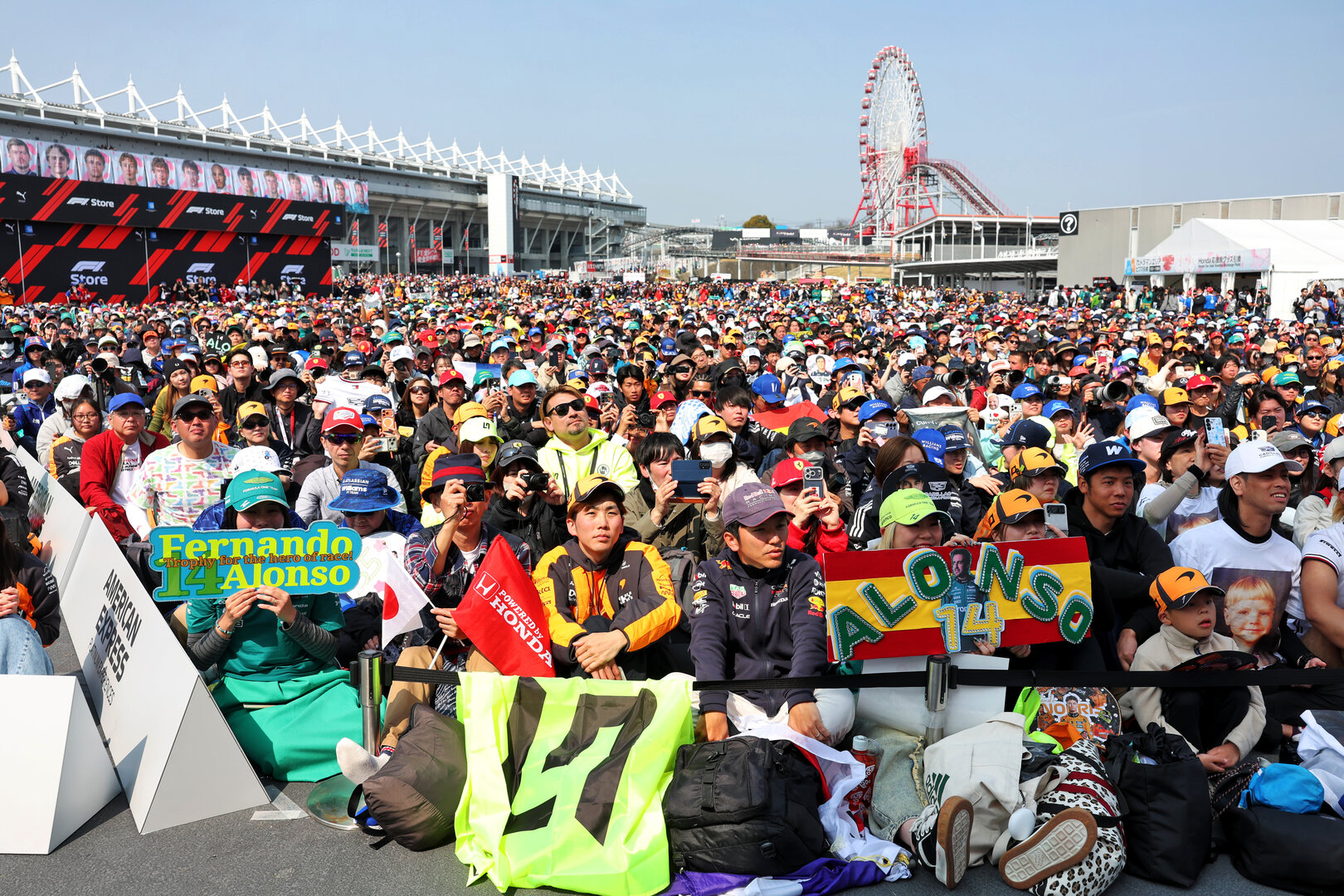 GP GIAPPONE, Circuit Atmosfera - Fans at the FanZone Stage.
28.03.2026. Formula 1 World Championship, Rd 3, Japanese Grand Prix, Suzuka, Japan, Qualifiche Day.
- www.xpbimages.com, EMail: requests@xpbimages.com © Copyright: Rew / XPB Images