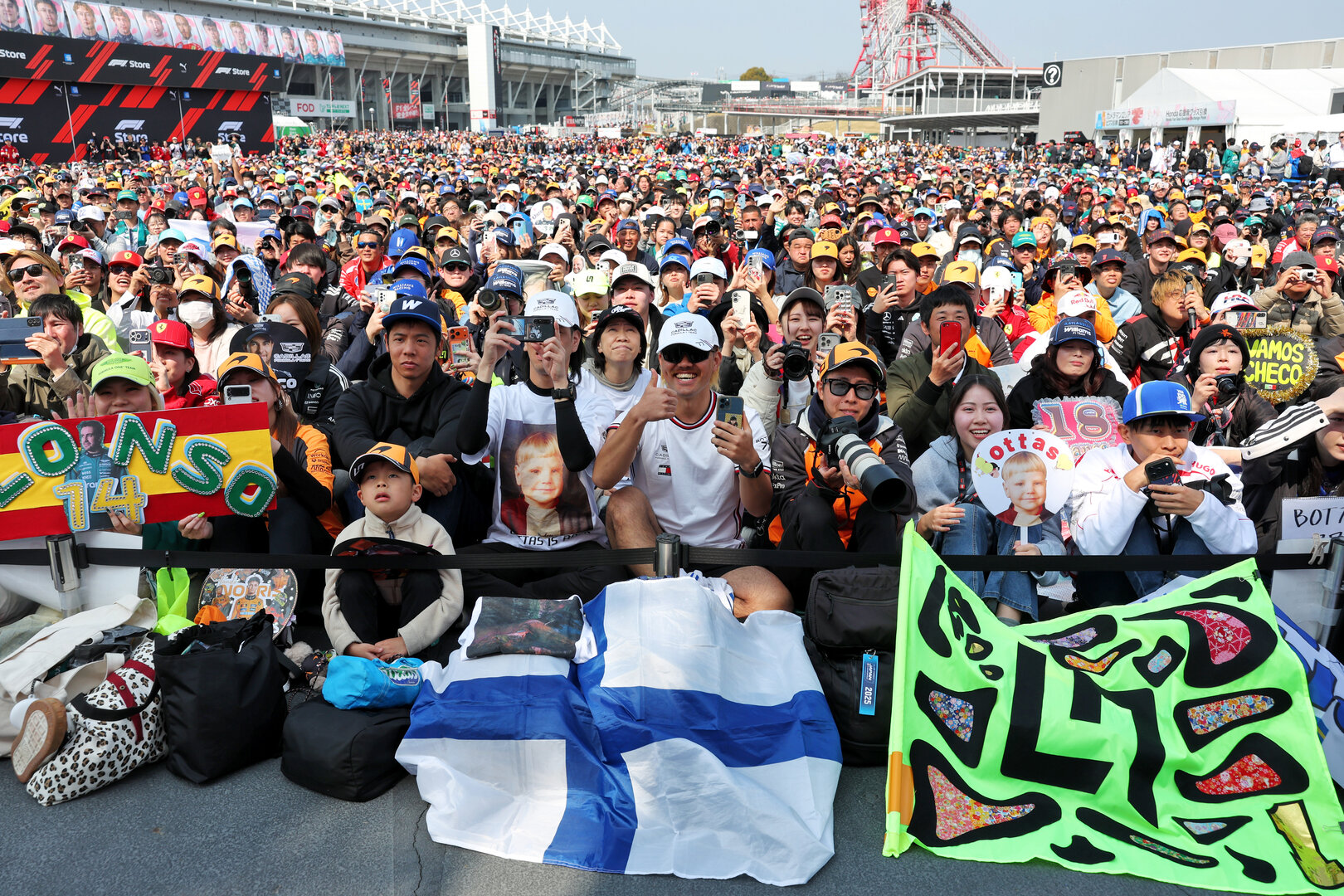 GP GIAPPONE, Circuit Atmosfera - Fans at the FanZone Stage.
28.03.2026. Formula 1 World Championship, Rd 3, Japanese Grand Prix, Suzuka, Japan, Qualifiche Day.
- www.xpbimages.com, EMail: requests@xpbimages.com © Copyright: Rew / XPB Images