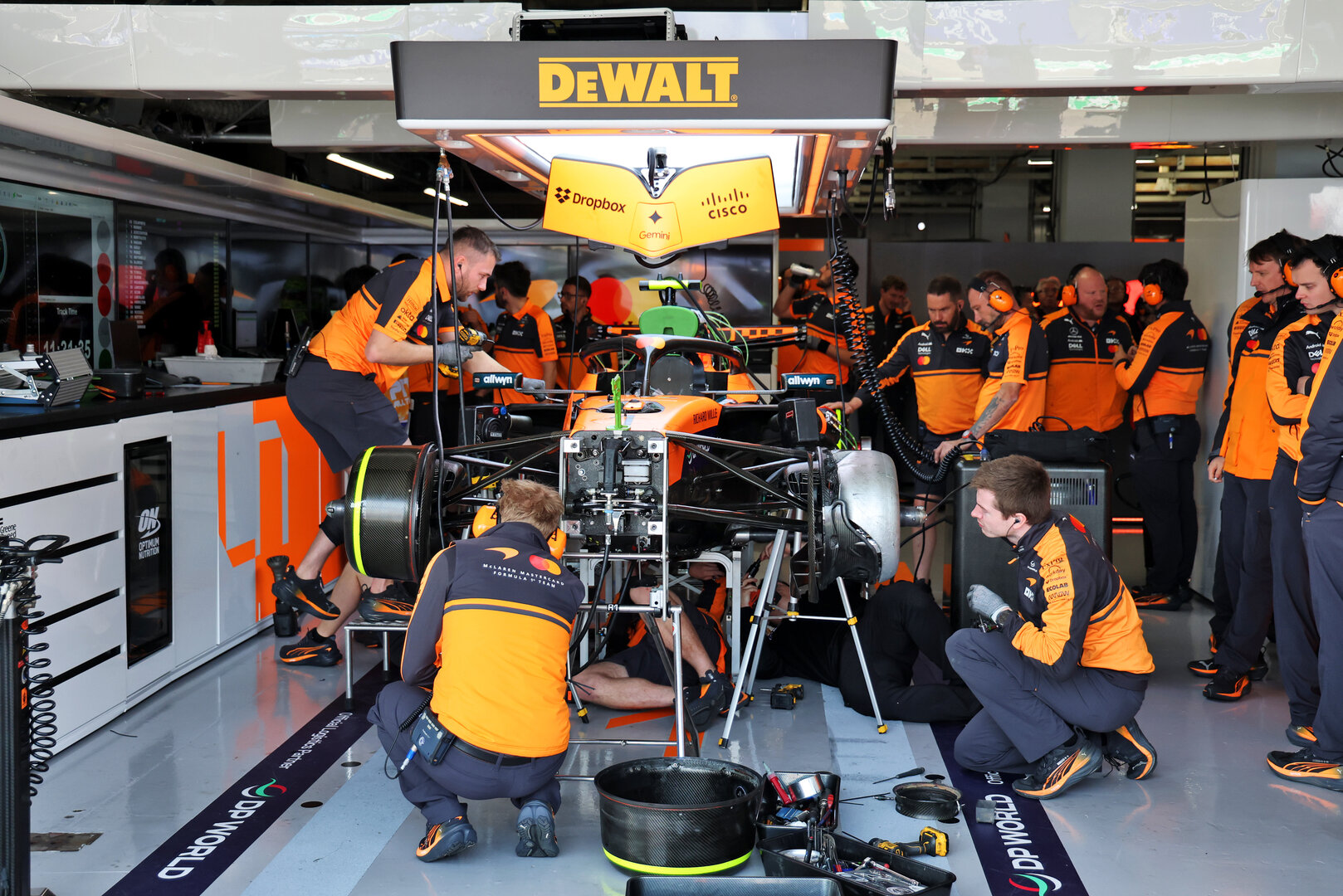 GP GIAPPONE, The McLaren F1 Team MCL40 of Lando Norris (GBR) is worked on by meccanici in the third practice session.
28.03.2026. Formula 1 World Championship, Rd 3, Japanese Grand Prix, Suzuka, Japan, Qualifiche Day.
- www.xpbimages.com, EMail: requests@xpbimages.com © Copyright: Batchelor / XPB Images