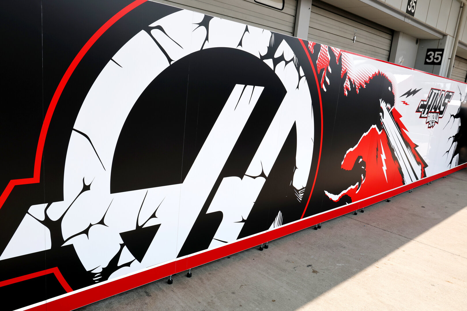 GP GIAPPONE, Haas F1 Team - Godzilla branding.
28.03.2026. Formula 1 World Championship, Rd 3, Japanese Grand Prix, Suzuka, Japan, Qualifiche Day.
- www.xpbimages.com, EMail: requests@xpbimages.com © Copyright: Batchelor / XPB Images