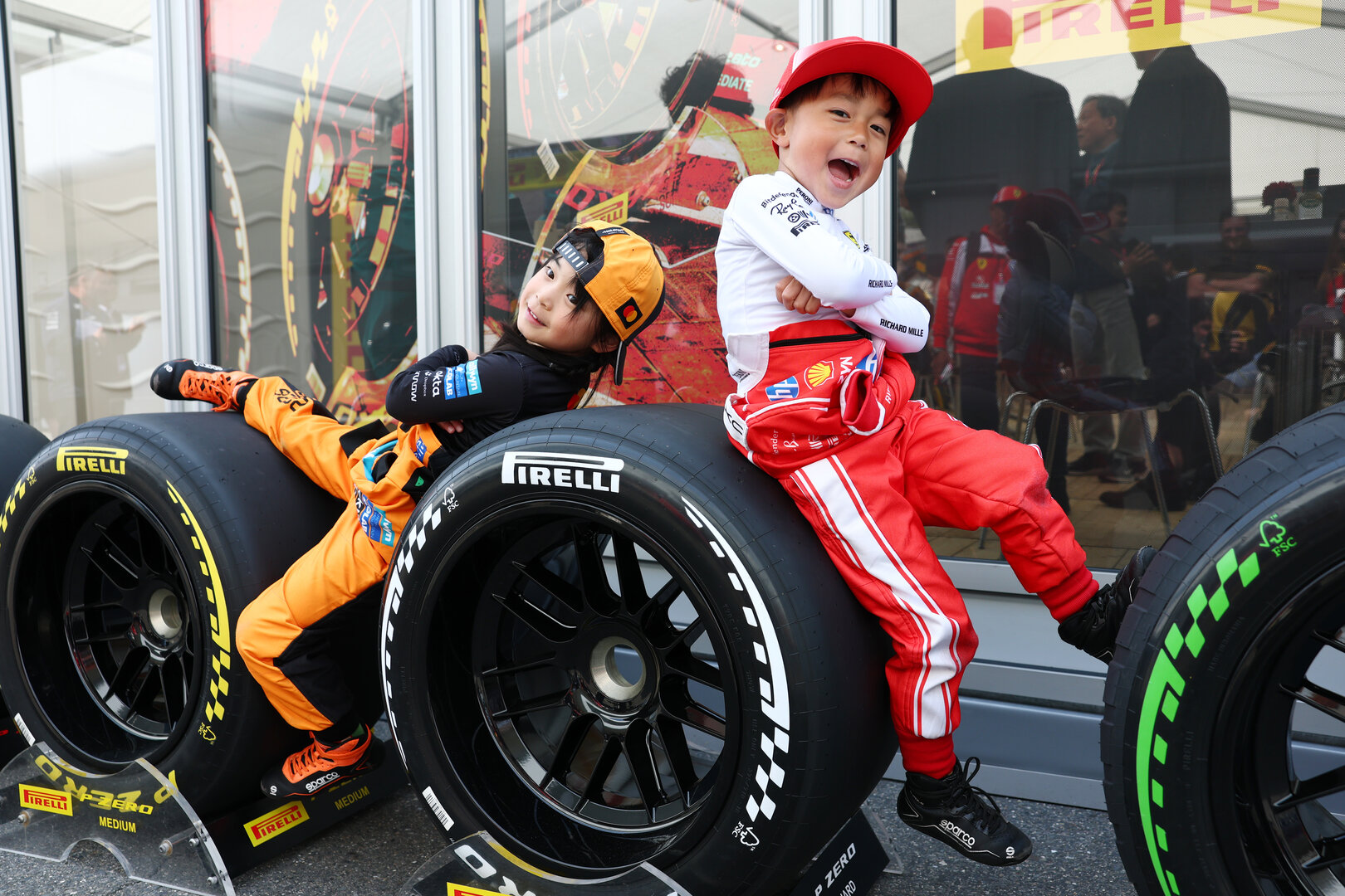 GP GIAPPONE, Paddock Atmosfera - young fans.
28.03.2026. Formula 1 World Championship, Rd 3, Japanese Grand Prix, Suzuka, Japan, Qualifiche Day.
- www.xpbimages.com, EMail: requests@xpbimages.com © Copyright: Bearne / XPB Images