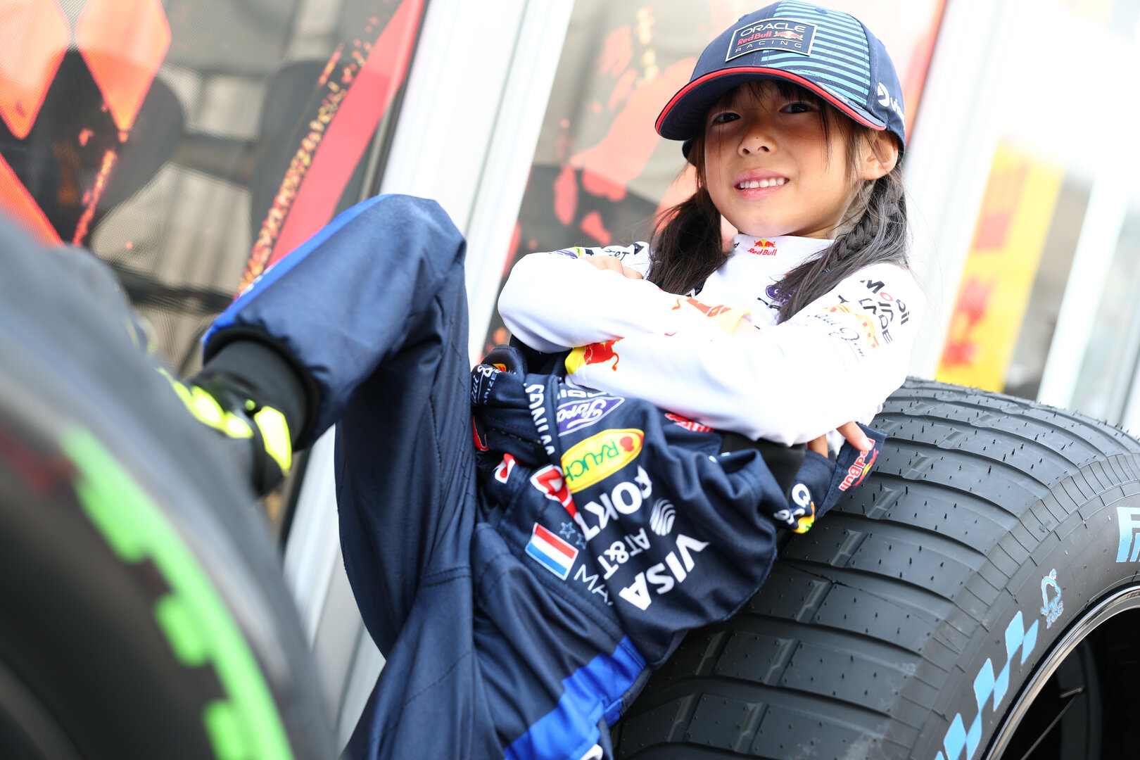 GP GIAPPONE, Paddock Atmosfera - young fan.
28.03.2026. Formula 1 World Championship, Rd 3, Japanese Grand Prix, Suzuka, Japan, Qualifiche Day.
- www.xpbimages.com, EMail: requests@xpbimages.com © Copyright: Bearne / XPB Images
