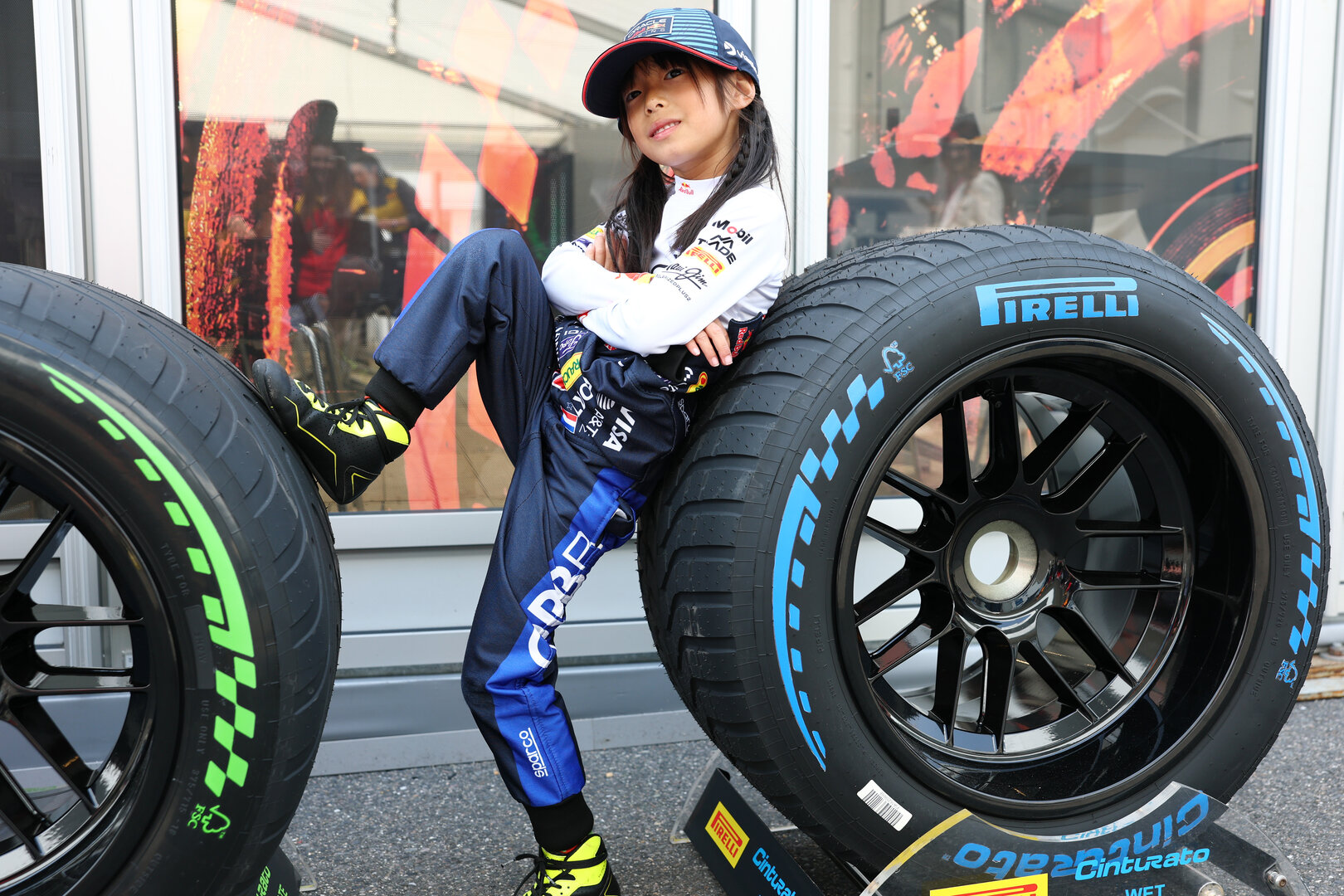 GP GIAPPONE, Paddock Atmosfera - young fan.
28.03.2026. Formula 1 World Championship, Rd 3, Japanese Grand Prix, Suzuka, Japan, Qualifiche Day.
- www.xpbimages.com, EMail: requests@xpbimages.com © Copyright: Bearne / XPB Images