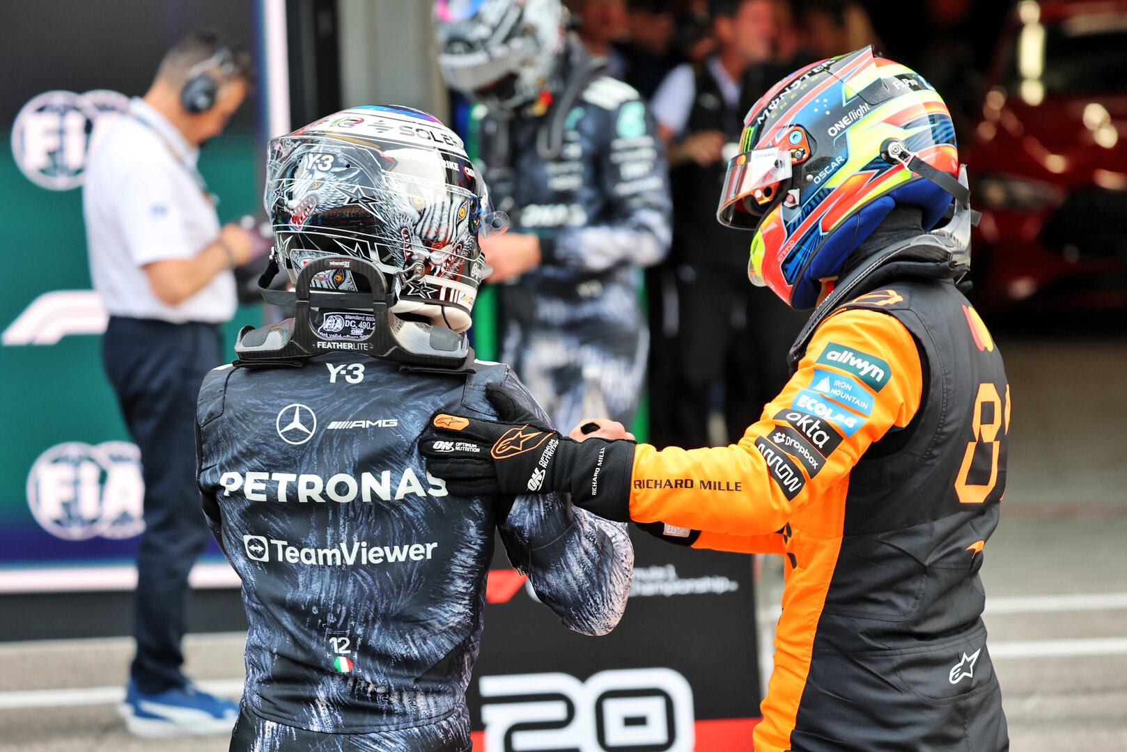 GP GIAPPONE, (L to R): Andrea Kimi Antonelli (ITA) Mercedes AMG Formula One Team celebrates his pole position in qualifying parc ferme with third placed Oscar Piastri (AUS) McLaren F1 Team.
28.03.2026. Formula 1 World Championship, Rd 3, Japanese Grand Prix, Suzuka, Japan, Qualifiche Day.
- www.xpbimages.com, EMail: requests@xpbimages.com © Copyright: Batchelor / XPB Images