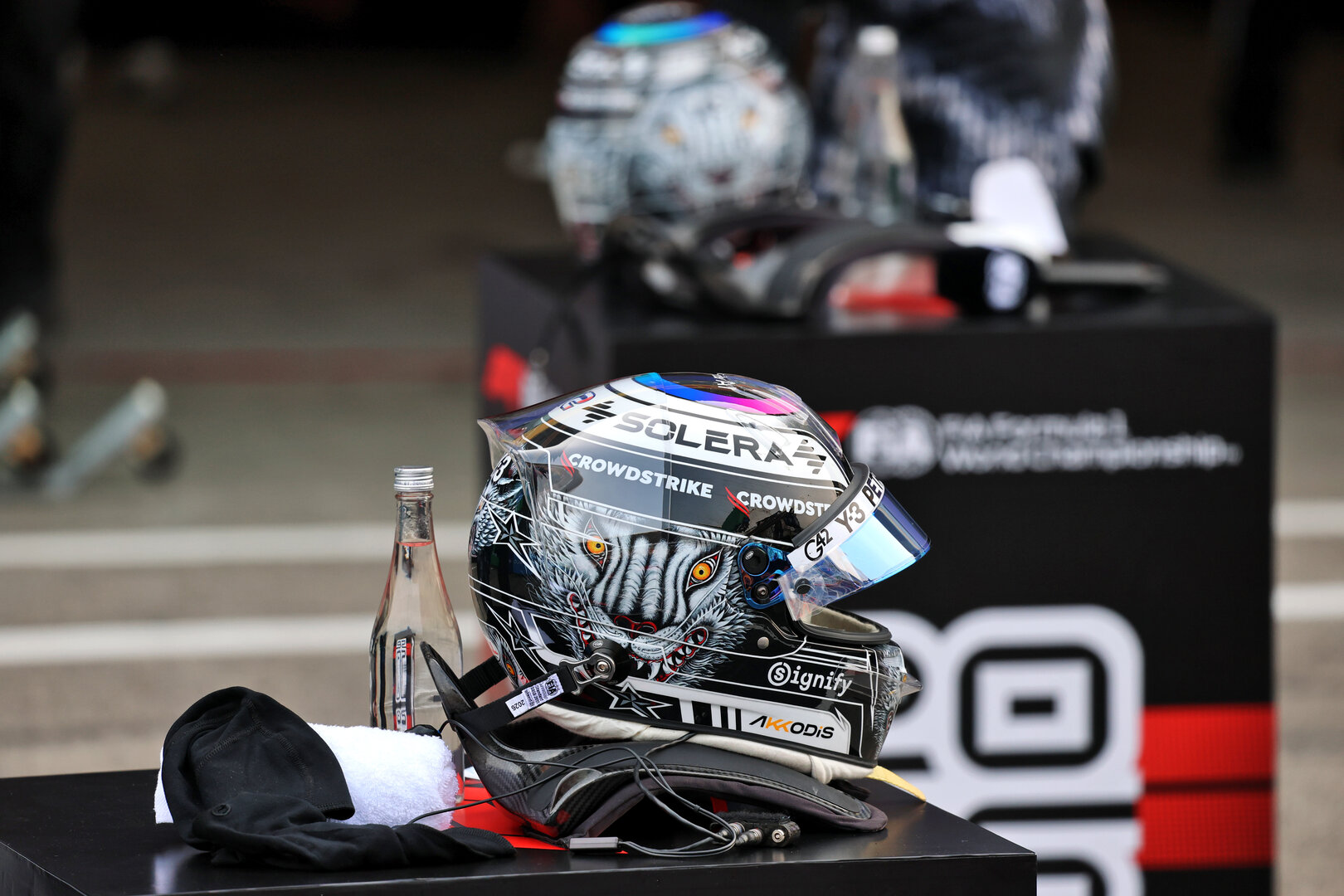 GP GIAPPONE, The helmet of Andrea Kimi Antonelli (ITA) Mercedes AMG Formula One Team in qualifying parc ferme.
28.03.2026. Formula 1 World Championship, Rd 3, Japanese Grand Prix, Suzuka, Japan, Qualifiche Day.
- www.xpbimages.com, EMail: requests@xpbimages.com © Copyright: Batchelor / XPB Images