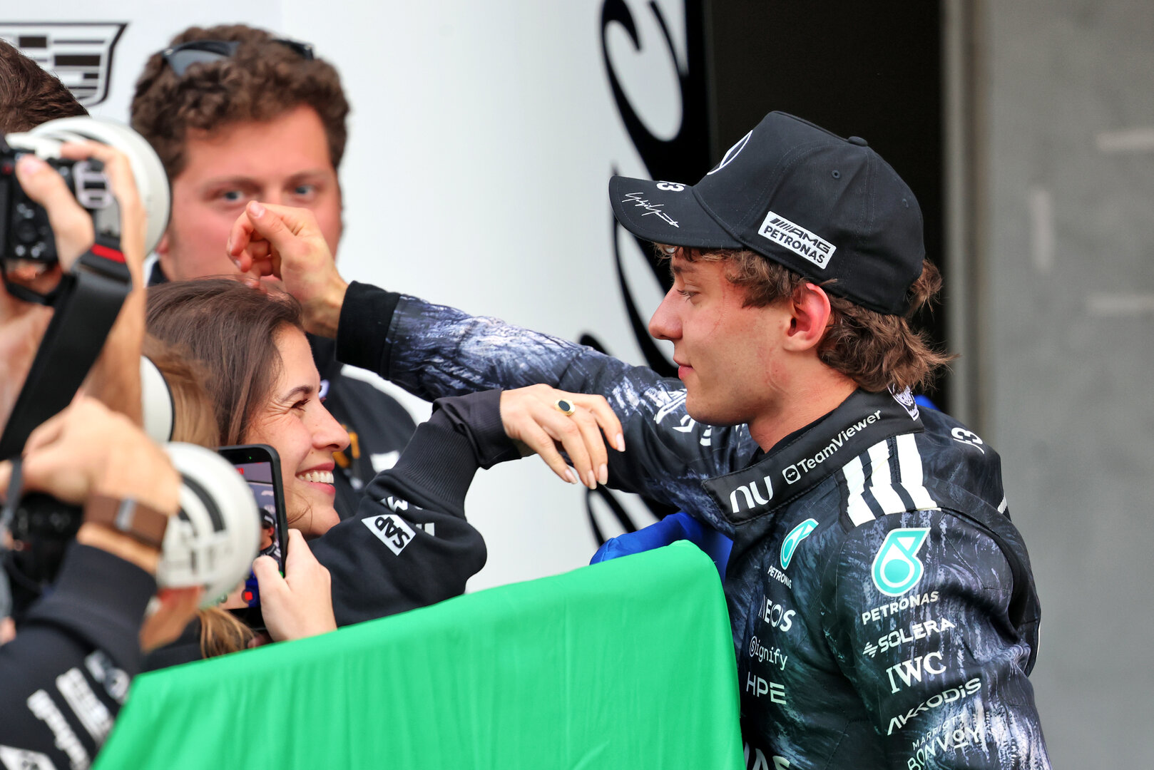 GP GIAPPONE, Andrea Kimi Antonelli (ITA) Mercedes AMG Formula One Team celebrates his pole position in qualifying parc ferme.
28.03.2026. Formula 1 World Championship, Rd 3, Japanese Grand Prix, Suzuka, Japan, Qualifiche Day.
- www.xpbimages.com, EMail: requests@xpbimages.com © Copyright: Batchelor / XPB Images