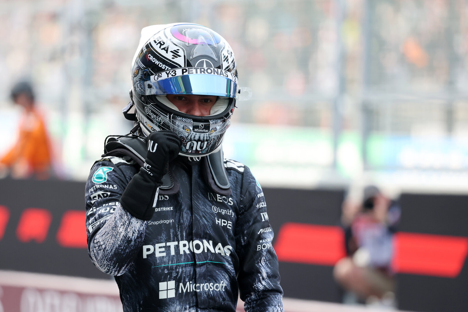 GP GIAPPONE, Andrea Kimi Antonelli (ITA) Mercedes AMG Formula One Team celebrates his pole position in qualifying parc ferme.
28.03.2026. Formula 1 World Championship, Rd 3, Japanese Grand Prix, Suzuka, Japan, Qualifiche Day.
- www.xpbimages.com, EMail: requests@xpbimages.com © Copyright: Charniaux / XPB Images