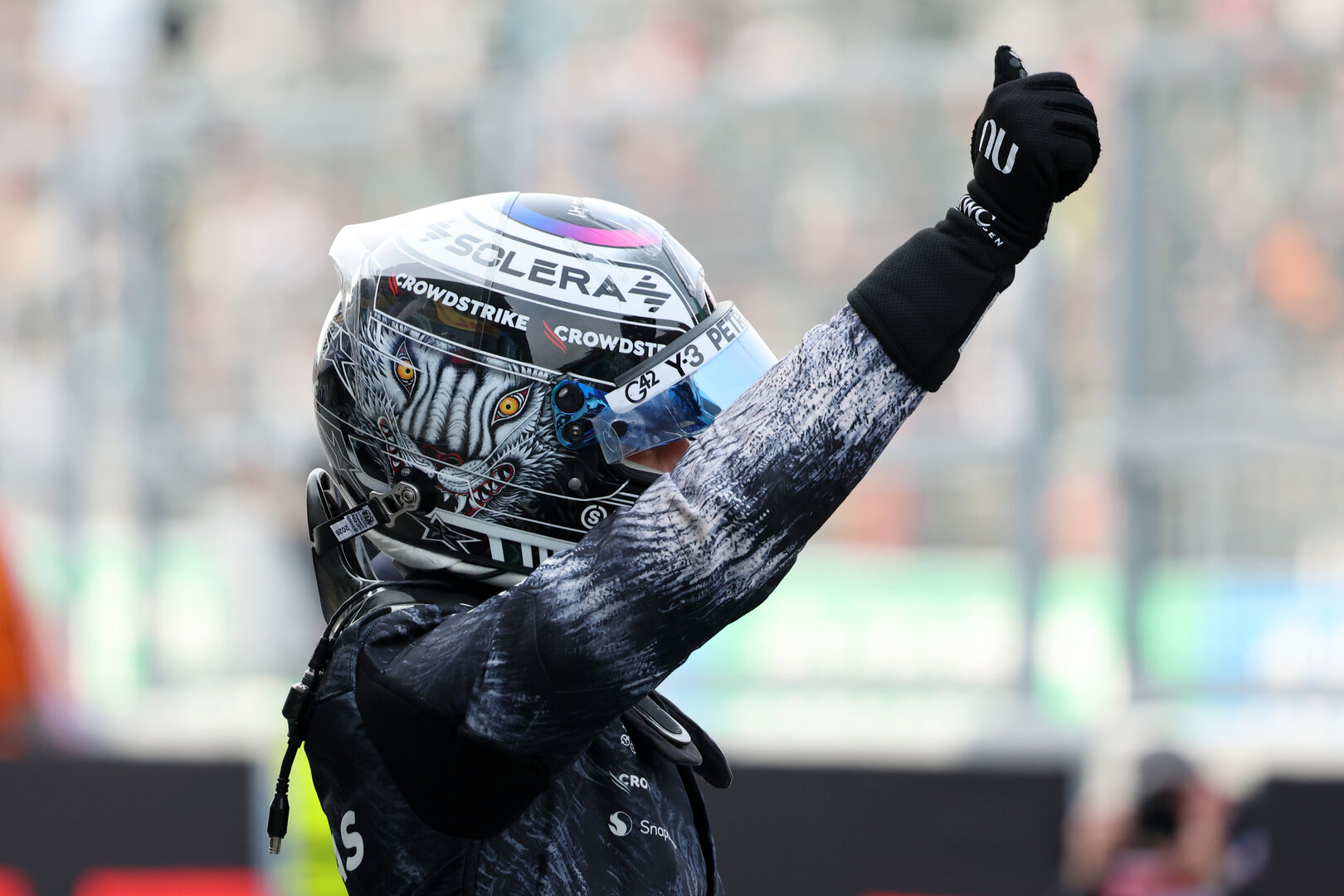 GP GIAPPONE, Andrea Kimi Antonelli (ITA) Mercedes AMG Formula One Team celebrates his pole position in qualifying parc ferme.
28.03.2026. Formula 1 World Championship, Rd 3, Japanese Grand Prix, Suzuka, Japan, Qualifiche Day.
- www.xpbimages.com, EMail: requests@xpbimages.com © Copyright: Charniaux / XPB Images