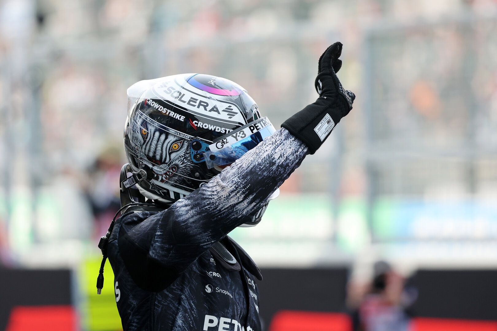 GP GIAPPONE, Andrea Kimi Antonelli (ITA) Mercedes AMG Formula One Team celebrates his pole position in qualifying parc ferme.
28.03.2026. Formula 1 World Championship, Rd 3, Japanese Grand Prix, Suzuka, Japan, Qualifiche Day.
- www.xpbimages.com, EMail: requests@xpbimages.com © Copyright: Charniaux / XPB Images