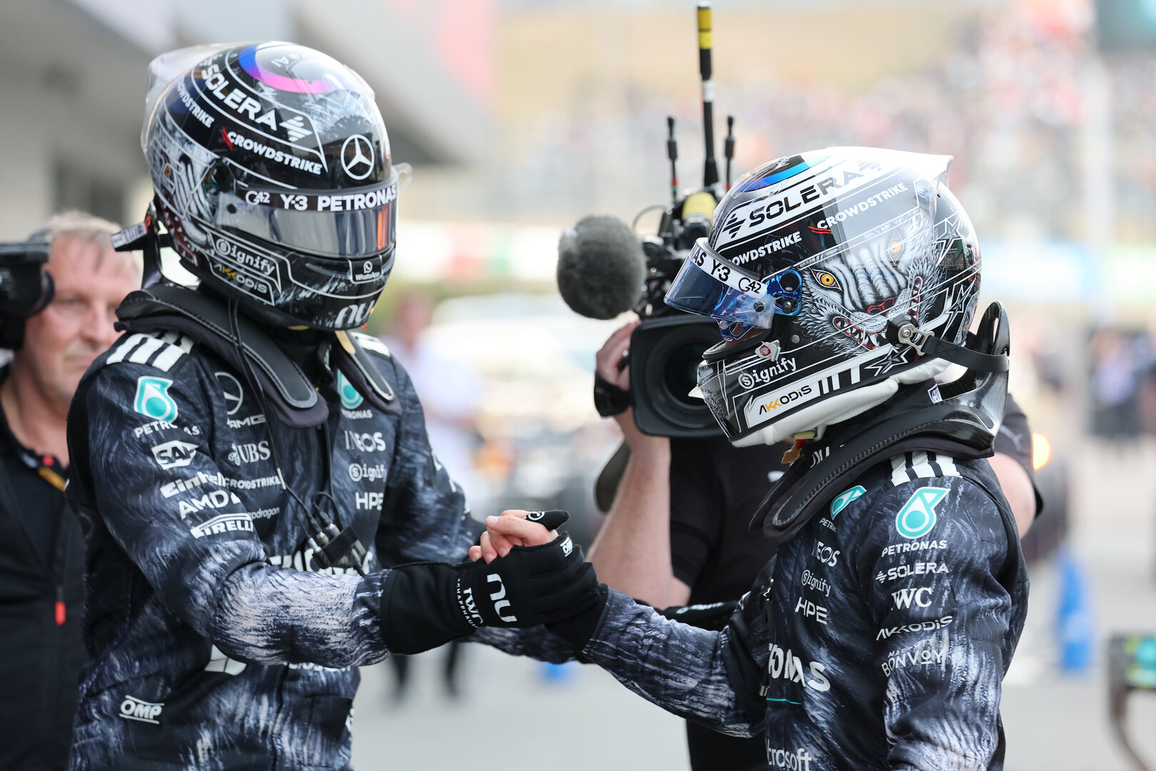 GP GIAPPONE, (L to R): George Russell (GBR) Mercedes AMG Formula One Team with team mate e pole sitter Andrea Kimi Antonelli (ITA) Mercedes AMG Formula One Team in qualifying parc ferme.
28.03.2026. Formula 1 World Championship, Rd 3, Japanese Grand Prix, Suzuka, Japan, Qualifiche Day.
- www.xpbimages.com, EMail: requests@xpbimages.com © Copyright: Charniaux / XPB Images