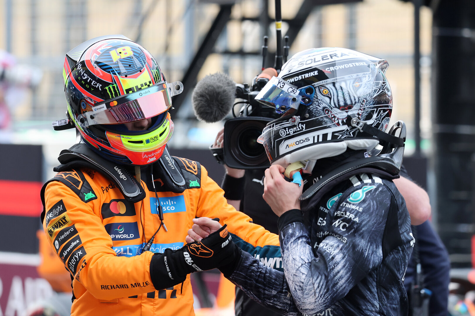 GP GIAPPONE, (L to R): Third placed Oscar Piastri (AUS) McLaren F1 Team celebrates with pole sitter Andrea Kimi Antonelli (ITA) Mercedes AMG Formula One Team in qualifying parc ferme.
28.03.2026. Formula 1 World Championship, Rd 3, Japanese Grand Prix, Suzuka, Japan, Qualifiche Day.
- www.xpbimages.com, EMail: requests@xpbimages.com © Copyright: Charniaux / XPB Images